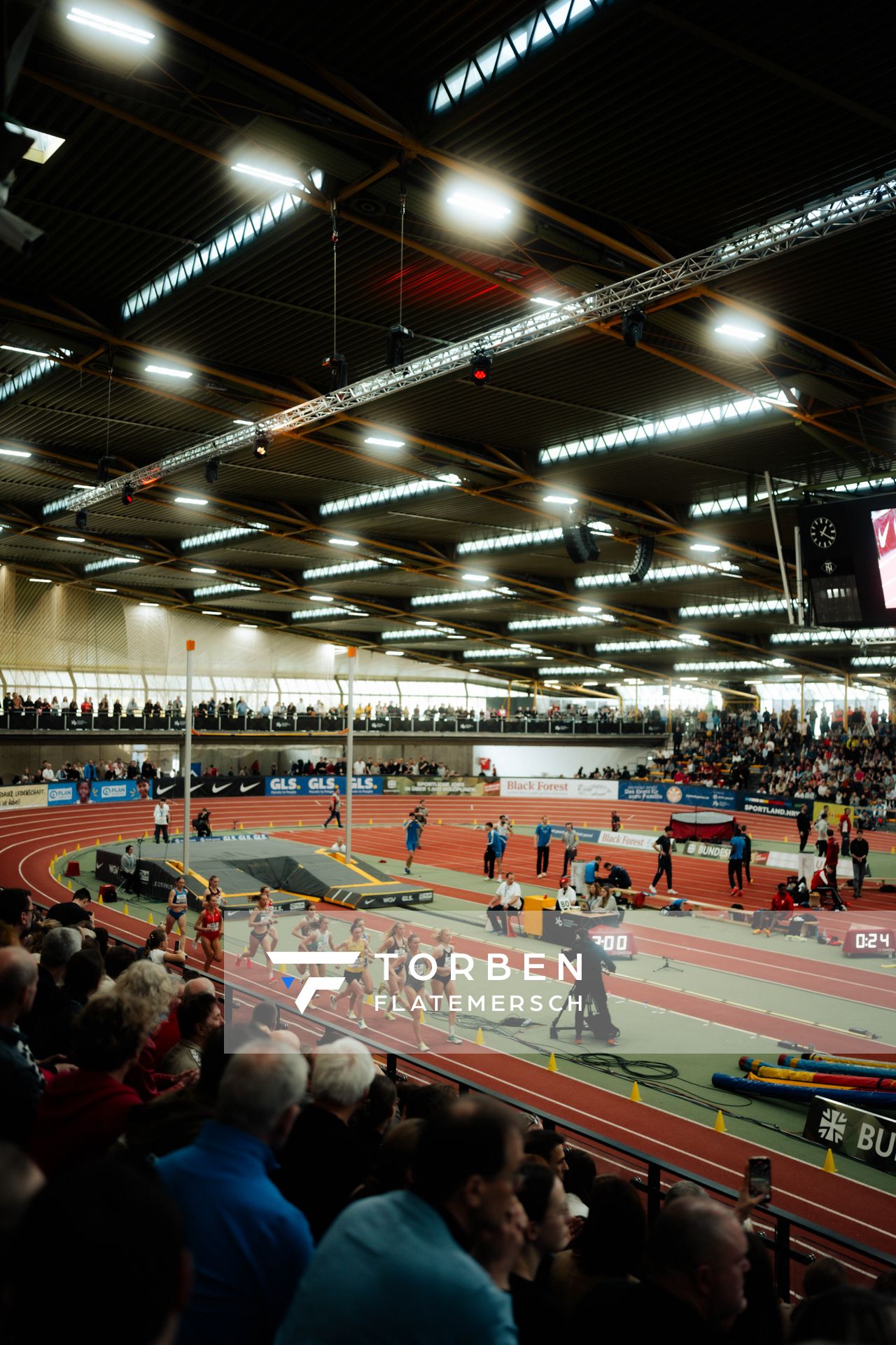 1500m der Frauen bei den deutschen Hallenmeisterschaften am 23.02.2025 in der Helmut-Körnig-Halle in Dortmund