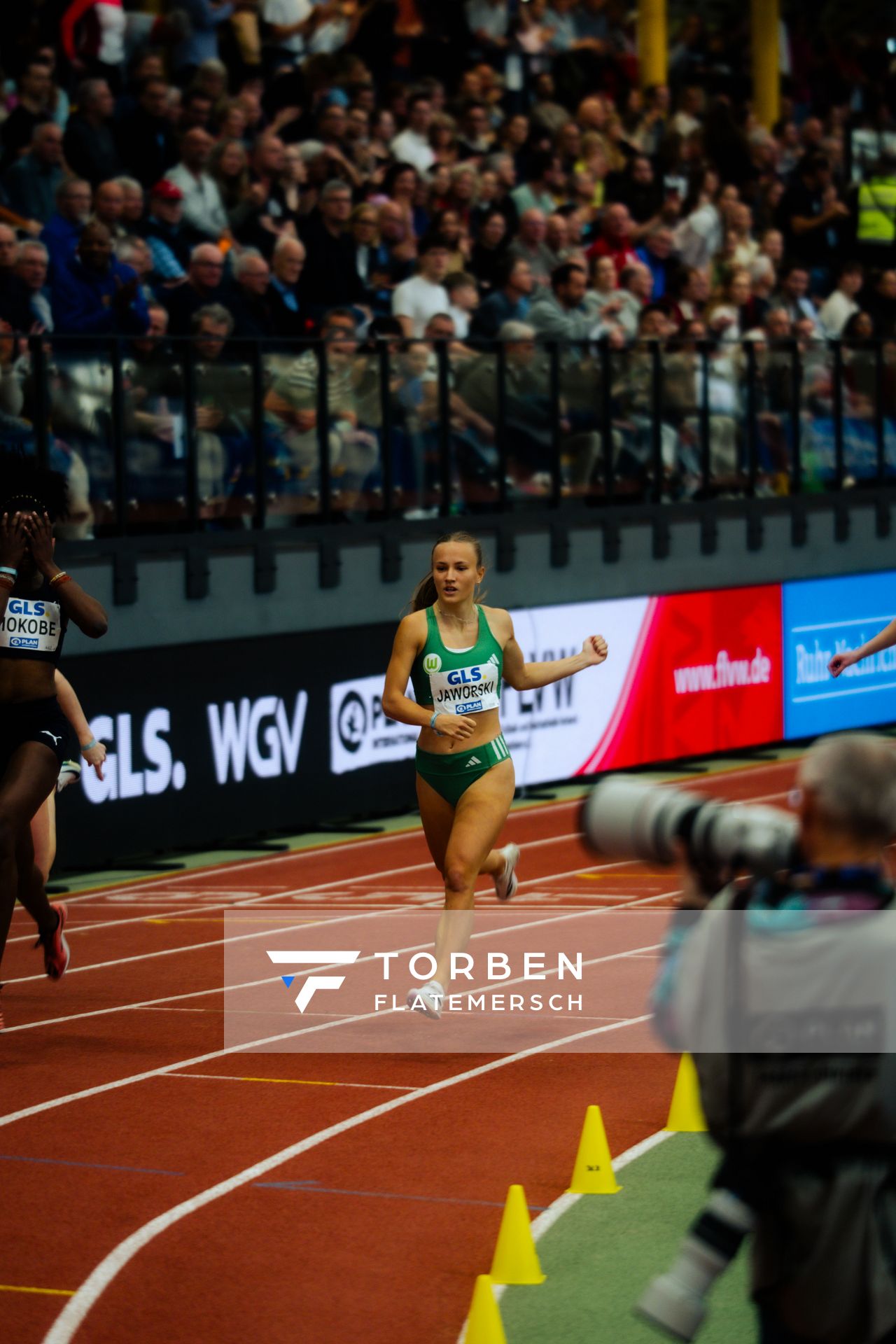 Nele Jaworski (VfL Wolfsburg) über 200m bei den deutschenHallenmeisterschaften am 23.02.2025 in der Helmut-Körnig-Halle in Dortmund