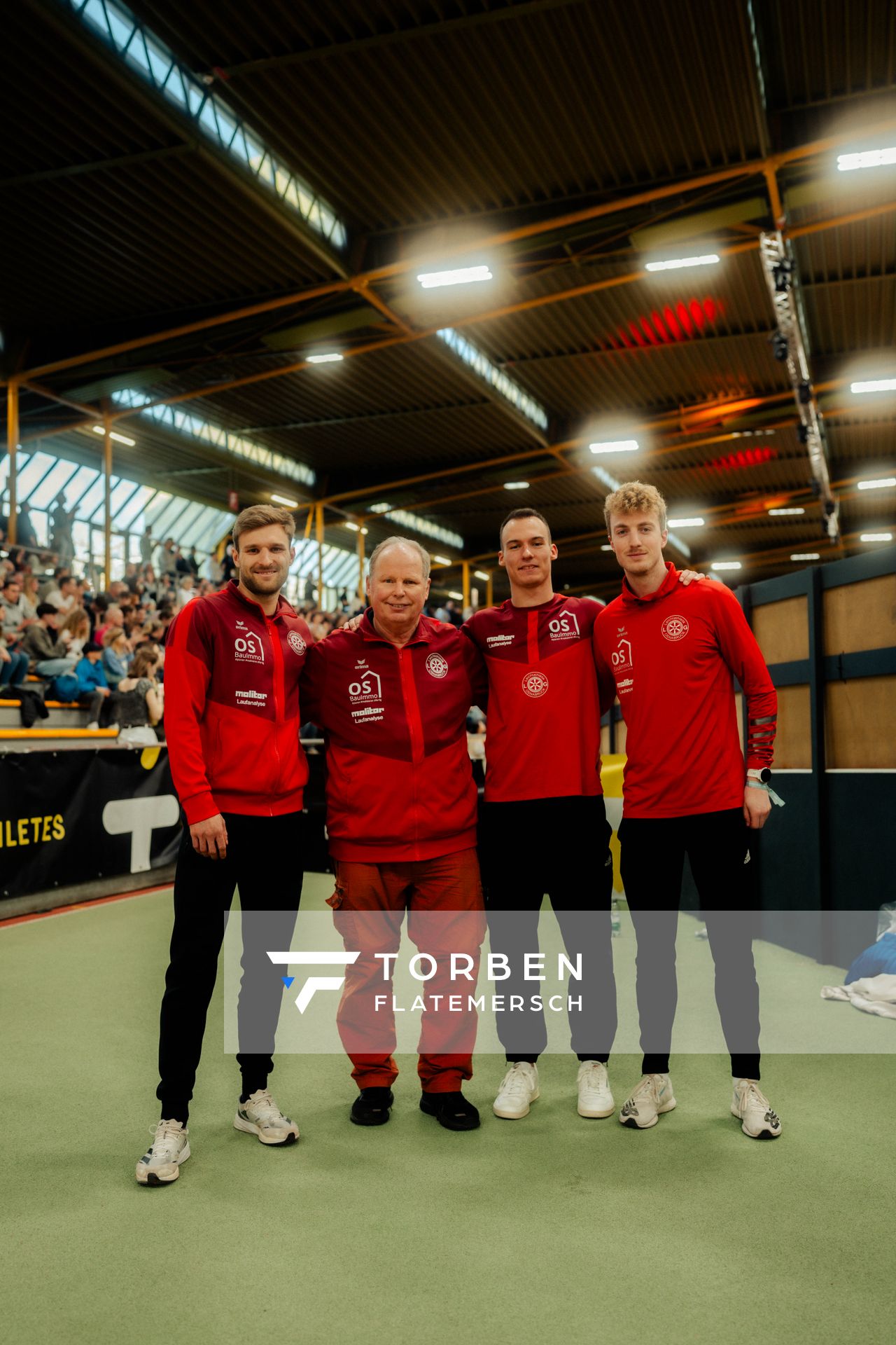 Fabian Dammermann (LG Osnabrück), Florian Kroll (LG Osnabrück), Trainer Anton Siemer (LG Osnabrück) und Andre Rohling (LG Osnabrück) bei den deutschen Hallenmeisterschaften am 23.02.2025 in der Helmut-Körnig-Halle in Dortmund