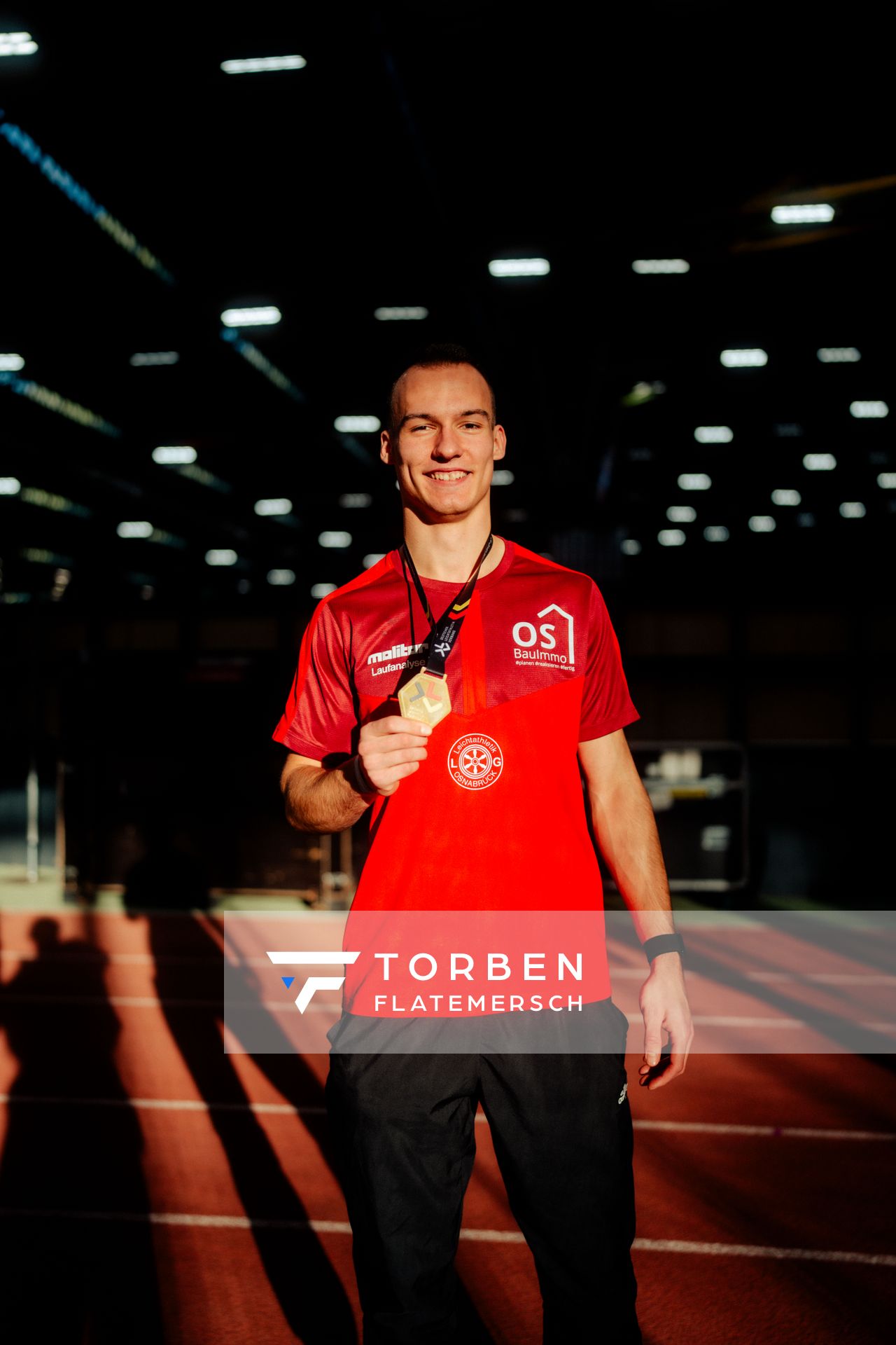 Florian Kroll (LG Osnabrück) mit der Goldmedaille bei den deutschen Hallenmeisterschaften am 23.02.2025 in der Helmut-Körnig-Halle in Dortmund
