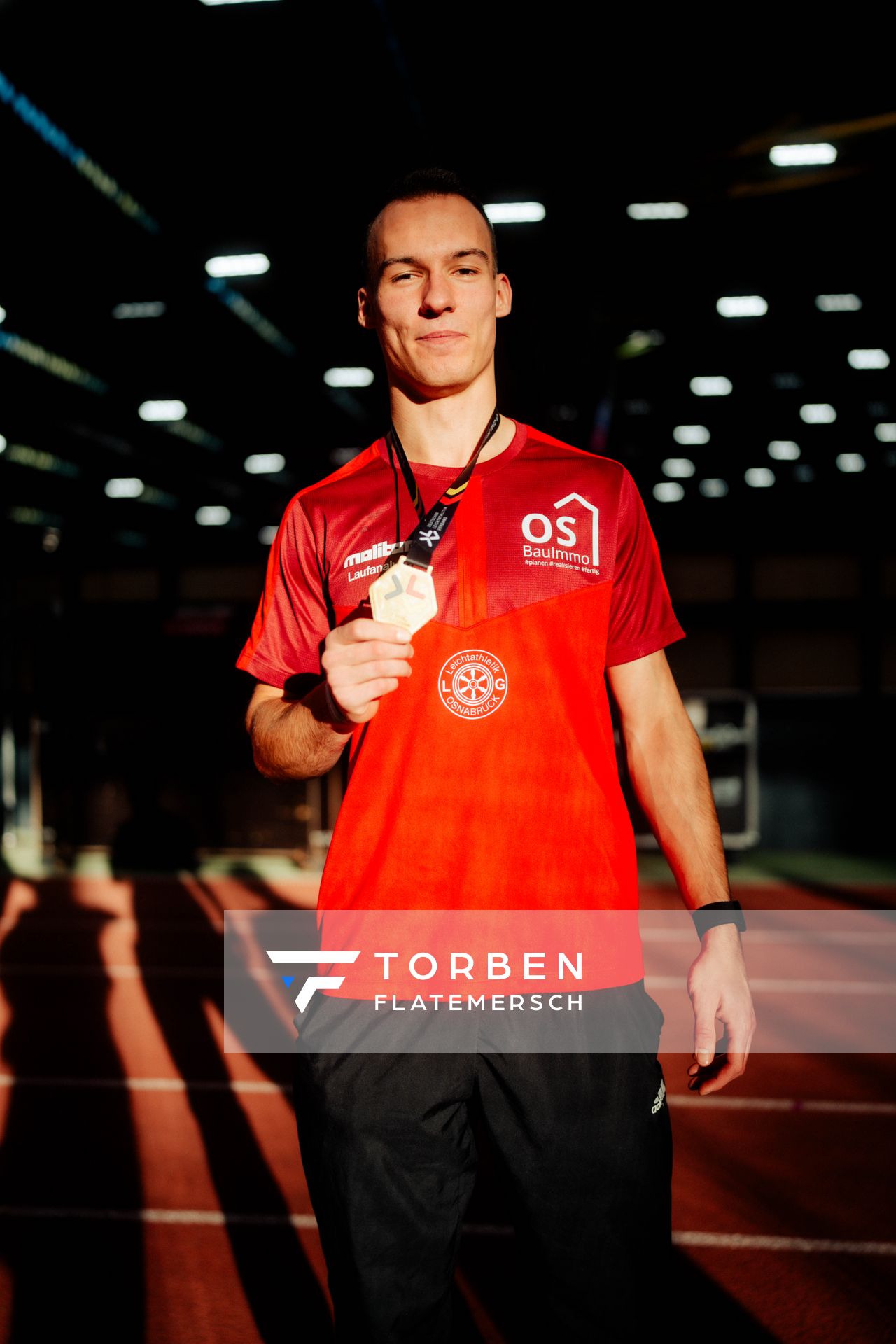 Florian Kroll (LG Osnabrück) mit der Goldmedaille bei den deutschen Hallenmeisterschaften am 23.02.2025 in der Helmut-Körnig-Halle in Dortmund