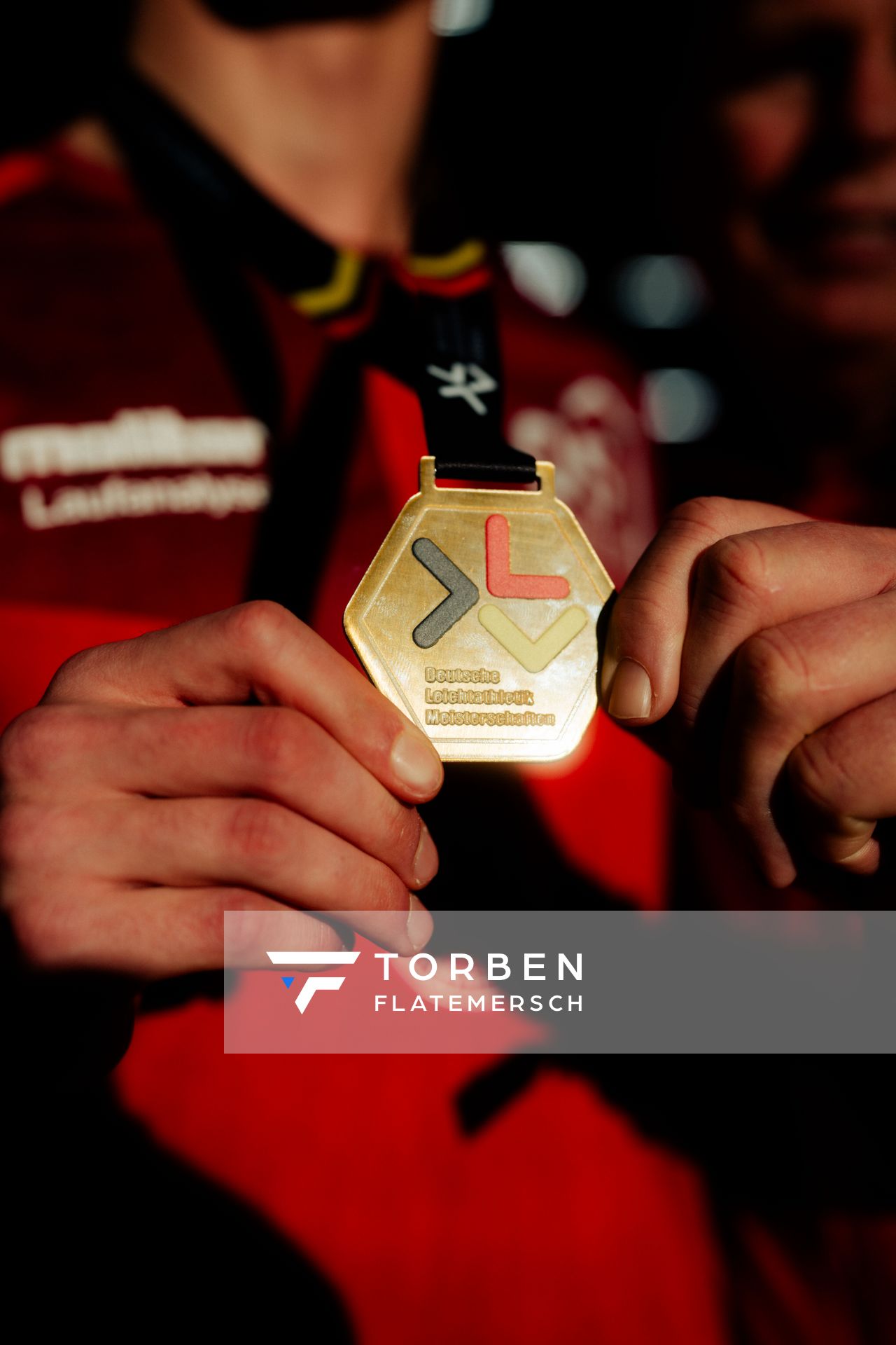 Die Goldmedaille von Florian Kroll (LG Osnabrück) bei den deutschenHallenmeisterschaften am 23.02.2025 in der Helmut-Körnig-Halle in Dortmund