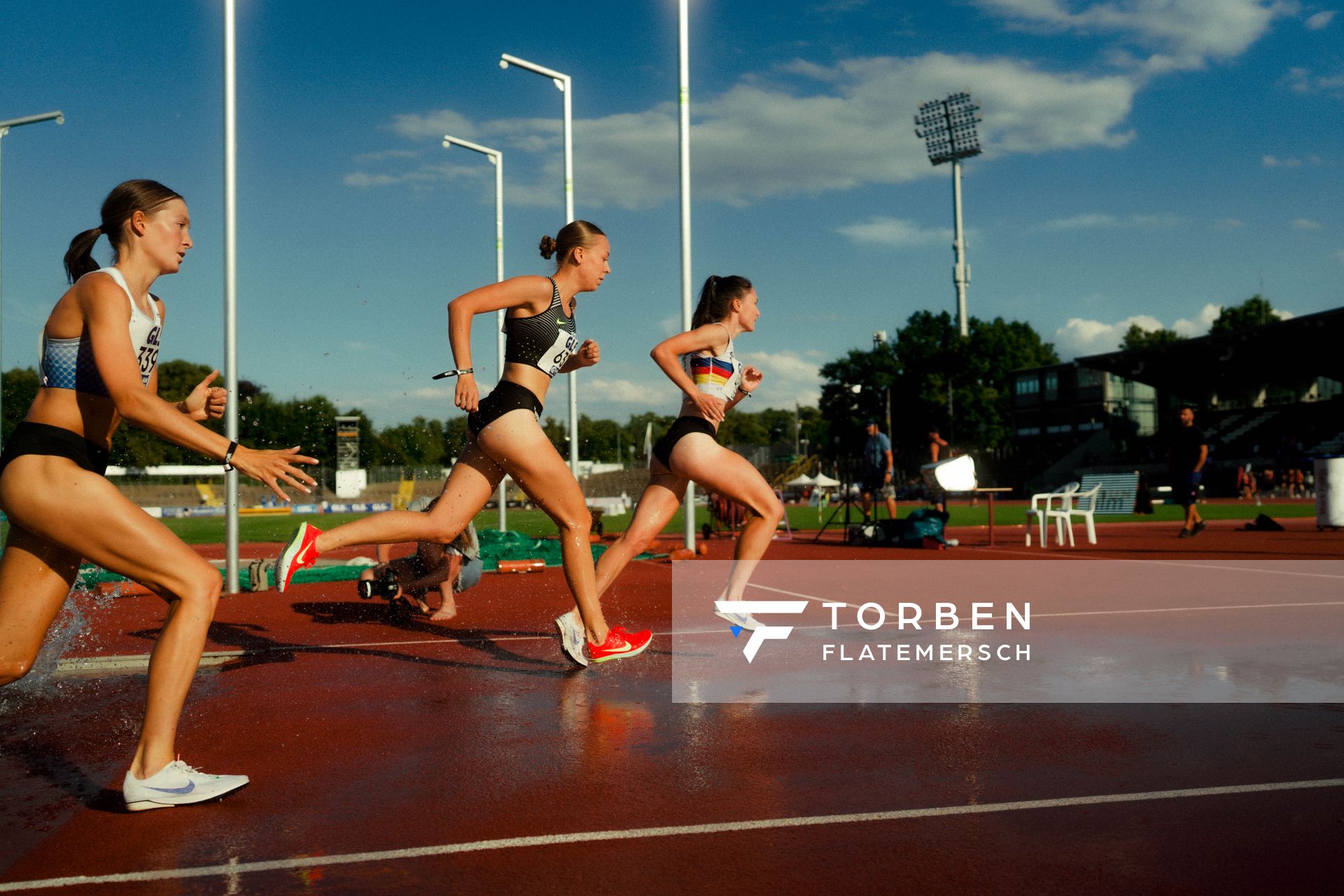 Carolin Hinrichs (VfL Löningen), Constanze Paoli (SSC Hanau-Rodenbach) waehrend der U16-/U23-DM am 05.07.2025 im Donaustadion in Ulm