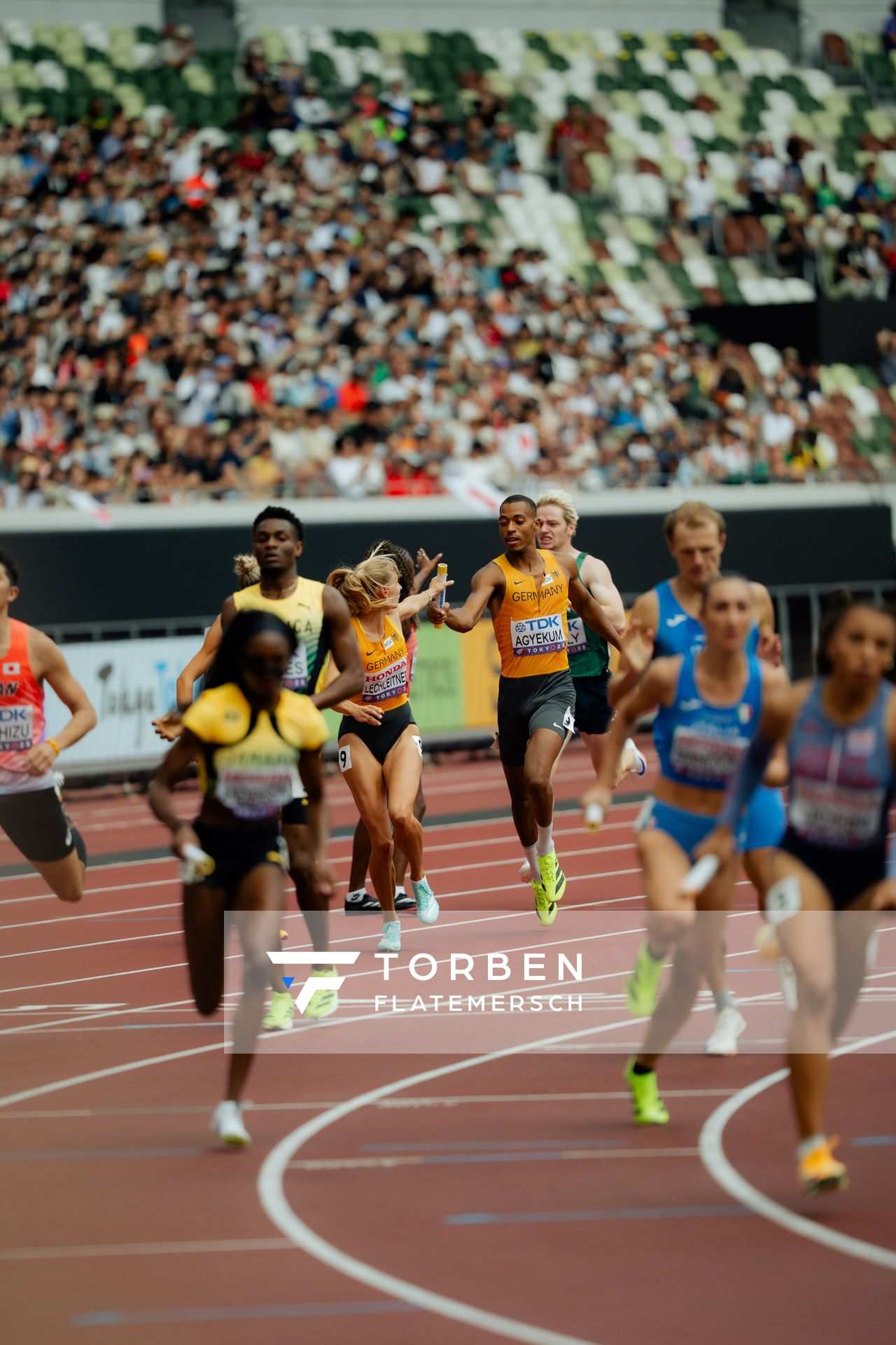 Emil Agyekum (GER) übergibt den Staffelstab auf Elisa Lechleitner (GER) during the World Athletics Championships on 13.09.2025 in Tokyo.