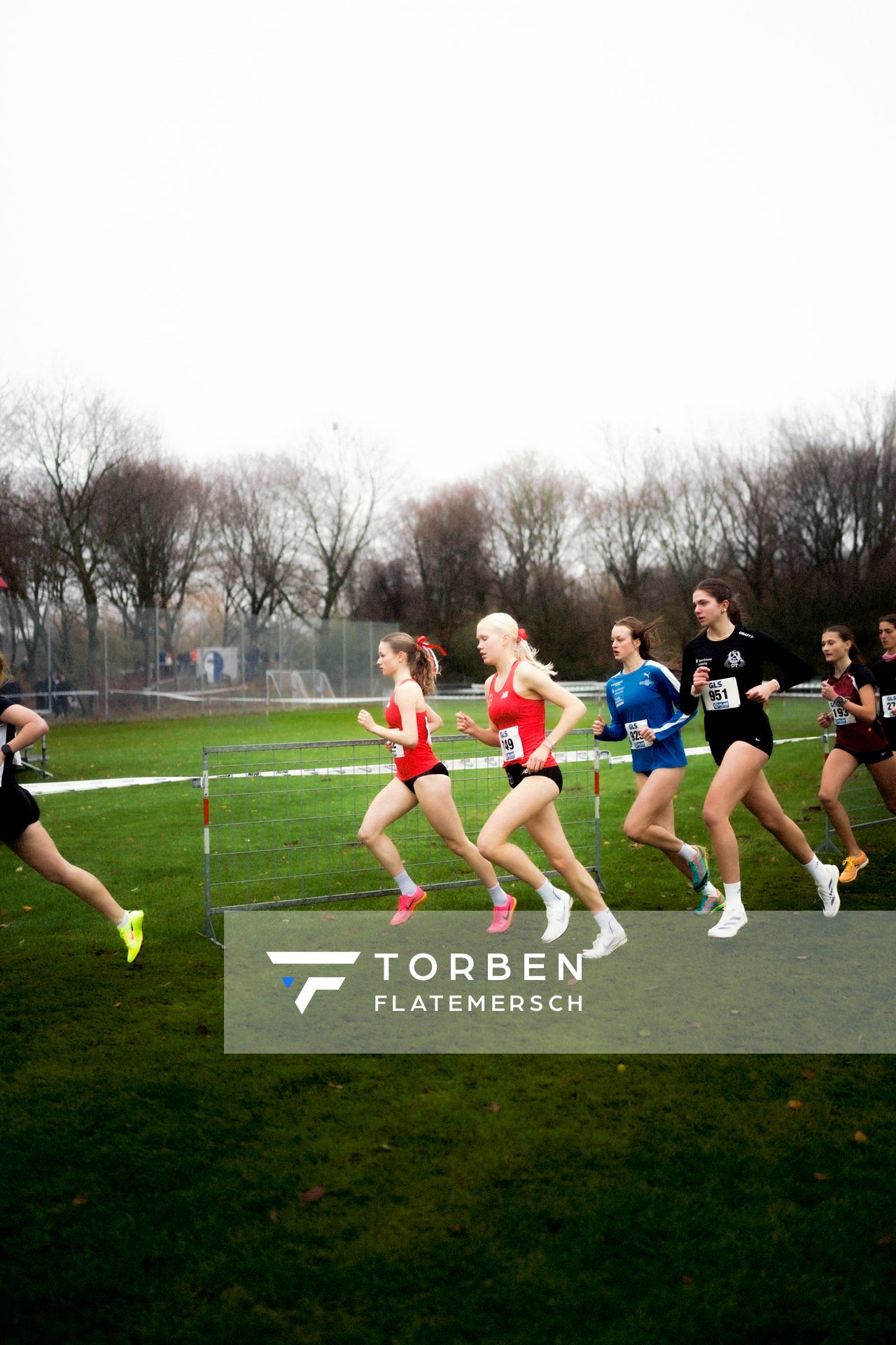 Finja Faßbender (TSV Bayer 04 Leverkusen), Fiona Bünder (TSV Bayer 04 Leverkusen) im Lauf L01 - Weibliche Jugend U18bei den Deutschen Meisterschaften im Crosslauf auf dem Sportgelände Bürgerpark Nord am 29.11.2025 in Darmstadt
