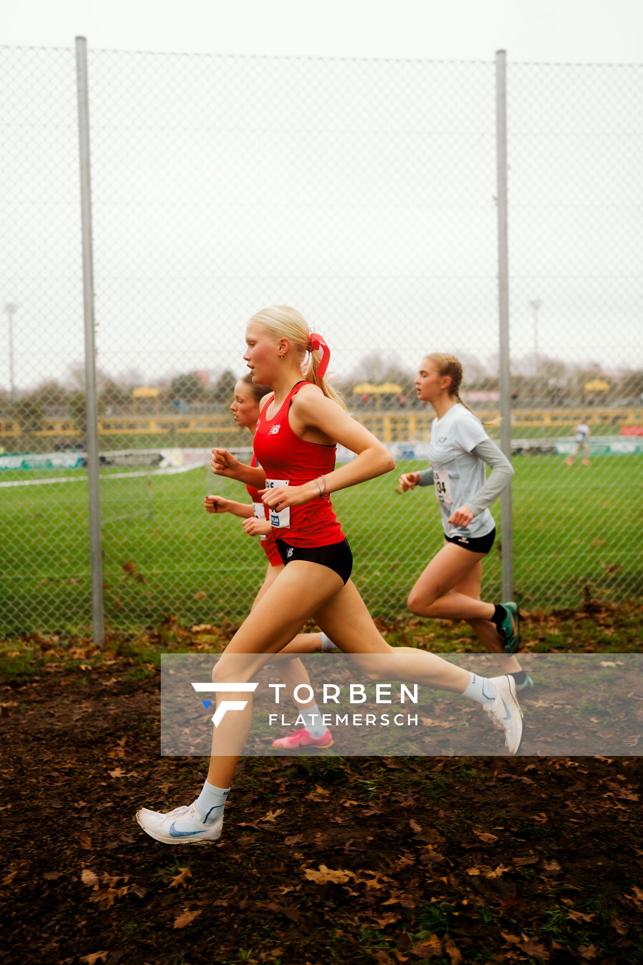 Fiona Bünder (TSV Bayer 04 Leverkusen) im Lauf L01 - Weibliche Jugend U18bei den Deutschen Meisterschaften im Crosslauf auf dem Sportgelände Bürgerpark Nord am 29.11.2025 in Darmstadt