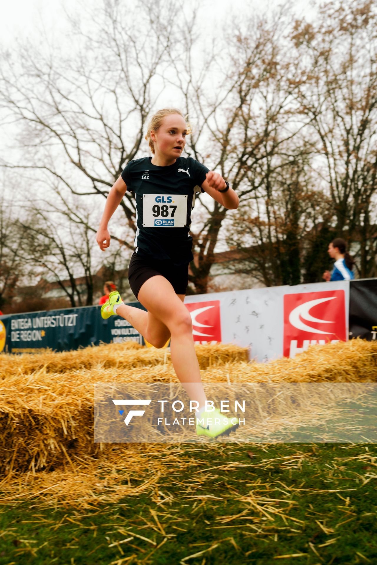 Gloria Herold (Erfurter LAC) im Lauf L01 - Weibliche Jugend U18 bei den Deutschen Meisterschaften im Crosslauf auf dem Sportgelände Bürgerpark Nord am 29.11.2025 in Darmstadt