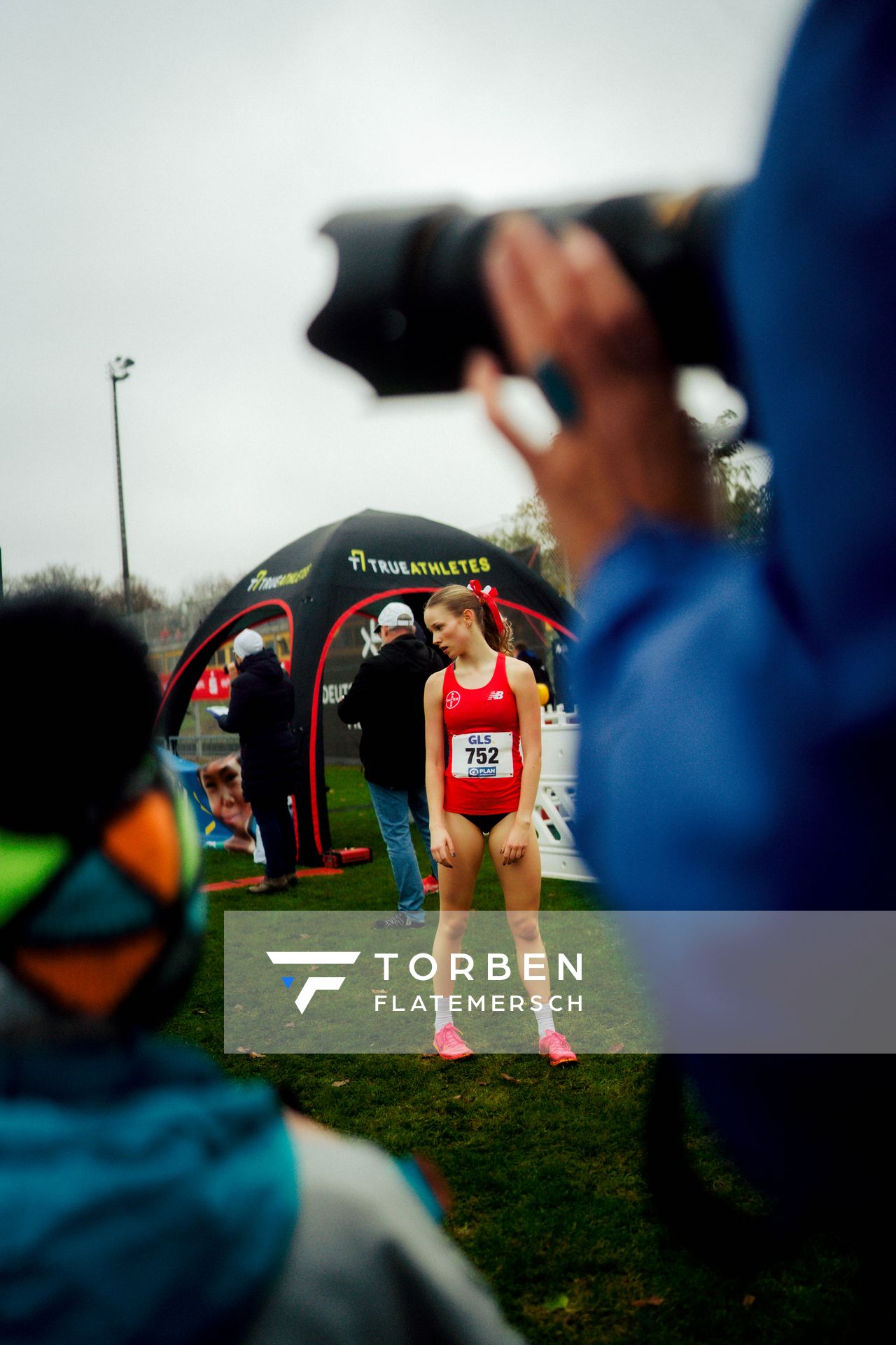 Finja Faßbender (TSV Bayer 04 Leverkusen) im Lauf L01 - Weibliche Jugend U18 bei den Deutschen Meisterschaften im Crosslauf auf dem Sportgelände Bürgerpark Nord am 29.11.2025 in Darmstadt