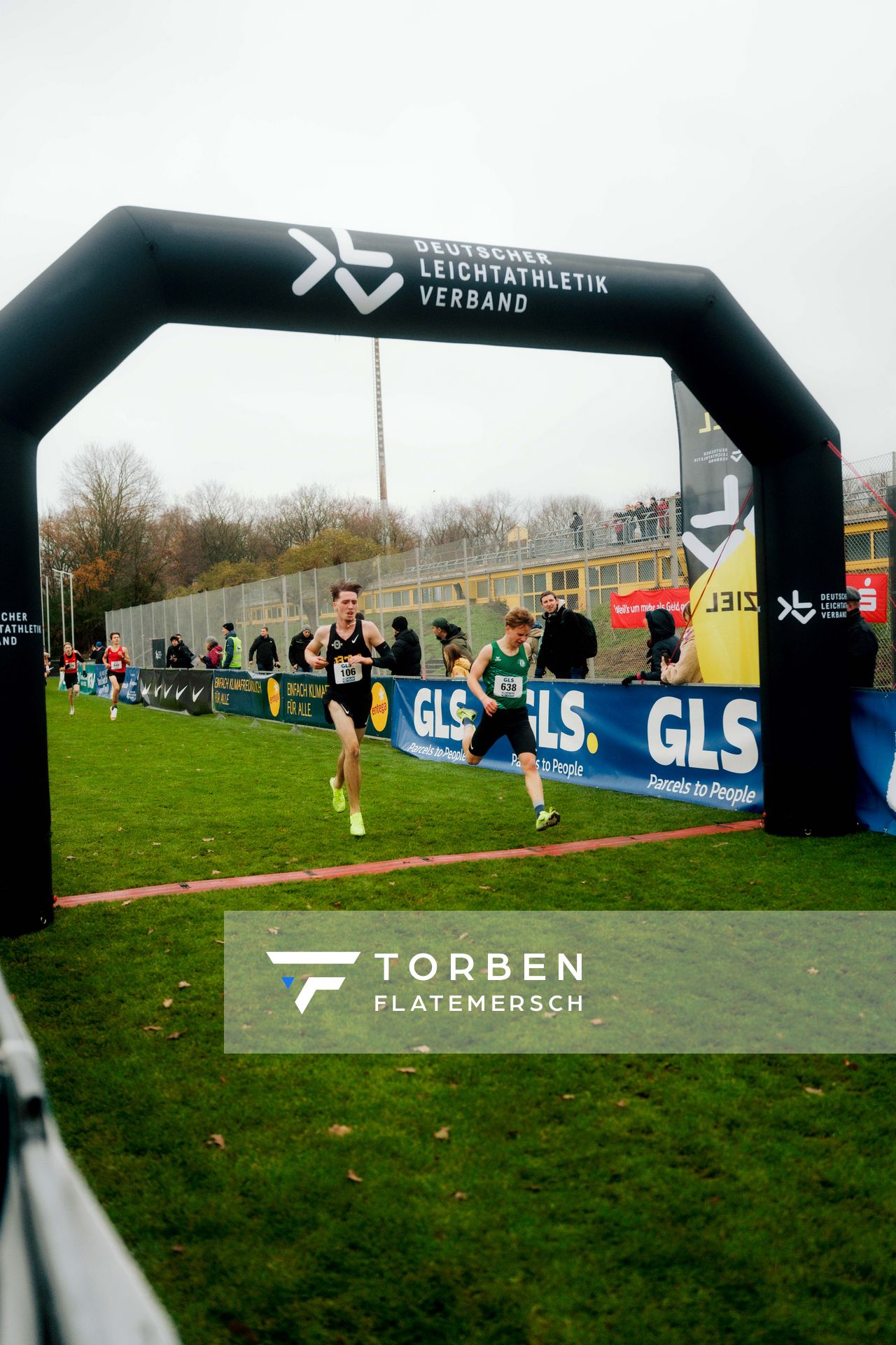 Aaron Jamal Thomas (Berlin Track Club), Moritz Jancke (Eintracht Hildesheim) im Lauf L02 - Männliche Jugend U18 bei den Deutschen Meisterschaften im Crosslauf auf dem Sportgelände Bürgerpark Nord am 29.11.2025 in Darmstadt