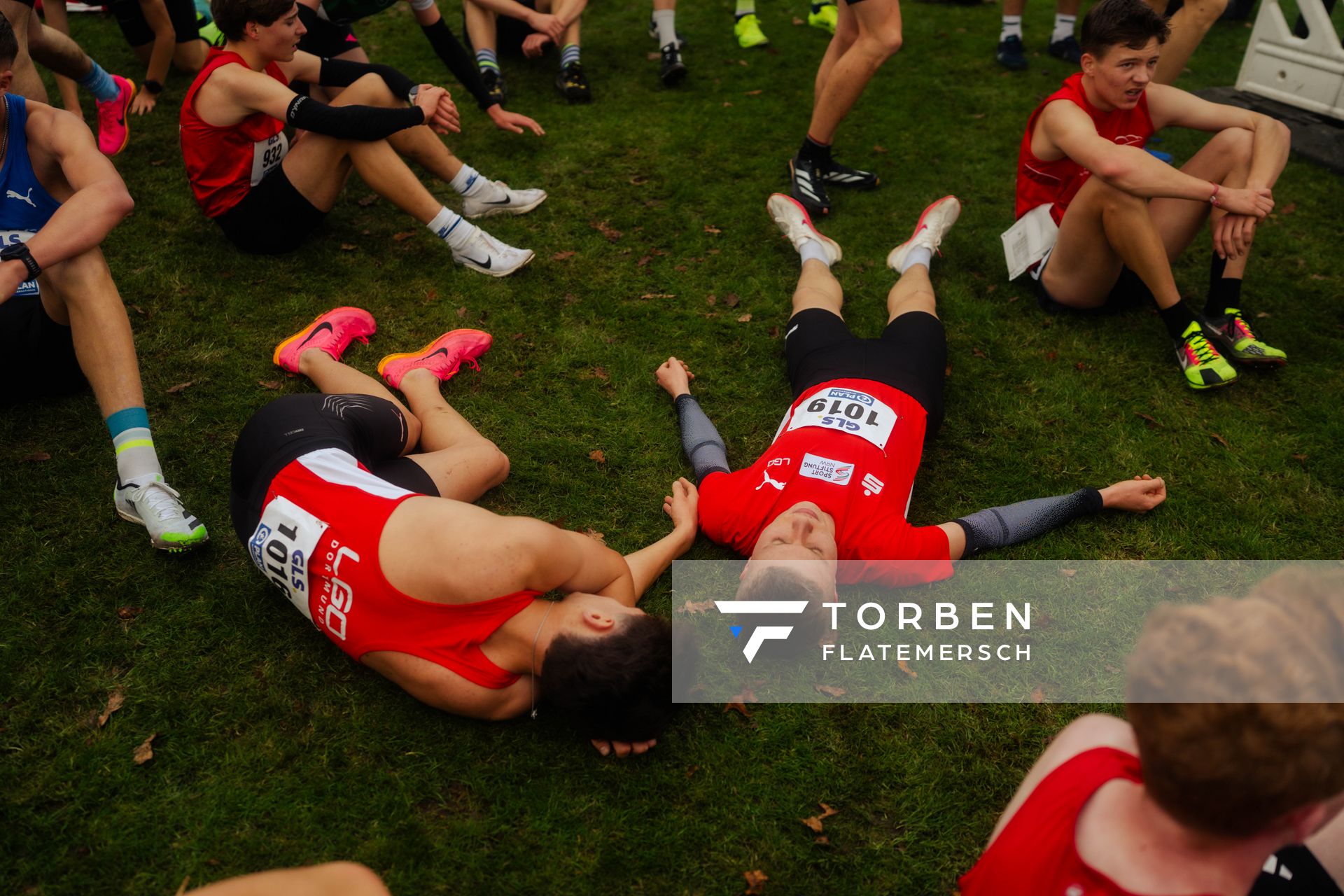 Karl Luis Eickmeyer (LG Olympia Dortmund) und Julian Becker (LG Olympia Dortmund) im Lauf L02 - Männliche Jugend U18 bei den Deutschen Meisterschaften im Crosslauf auf dem Sportgelände Bürgerpark Nord am 29.11.2025 in Darmstadt