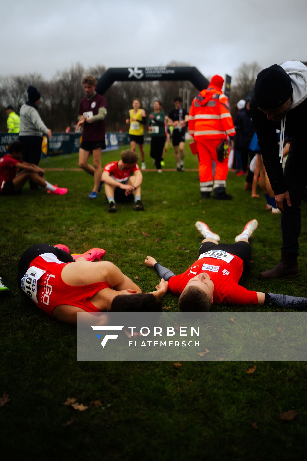 Karl Luis Eickmeyer (LG Olympia Dortmund) und Julian Becker (LG Olympia Dortmund) im Lauf L02 - Männliche Jugend U18 bei den Deutschen Meisterschaften im Crosslauf auf dem Sportgelände Bürgerpark Nord am 29.11.2025 in Darmstadt