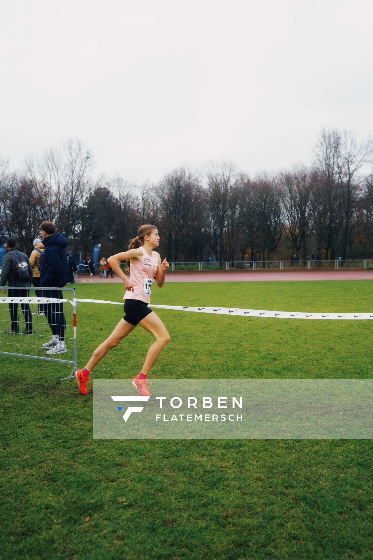 Julia Ehrle (LG farbtex Nordschwarzwald) im Lauf L03 - Weibliche Jugend U20 bei den Deutschen Meisterschaften im Crosslauf auf dem Sportgelände Bürgerpark Nord am 29.11.2025 in Darmstadt