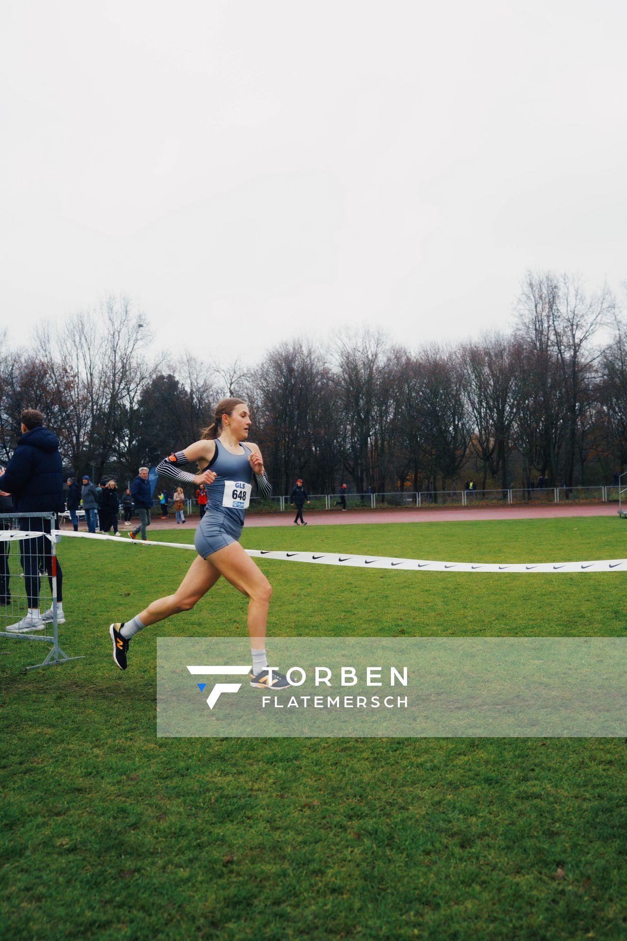 Lera Miller (VfL Löningen) im Lauf L03 - Weibliche Jugend U20 bei den Deutschen Meisterschaften im Crosslauf auf dem Sportgelände Bürgerpark Nord am 29.11.2025 in Darmstadt