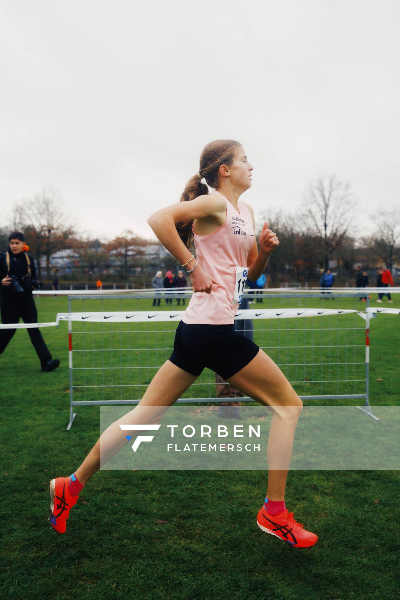 Julia Ehrle (LG farbtex Nordschwarzwald) im Lauf L03 - Weibliche Jugend U20 bei den Deutschen Meisterschaften im Crosslauf auf dem Sportgelände Bürgerpark Nord am 29.11.2025 in Darmstadt