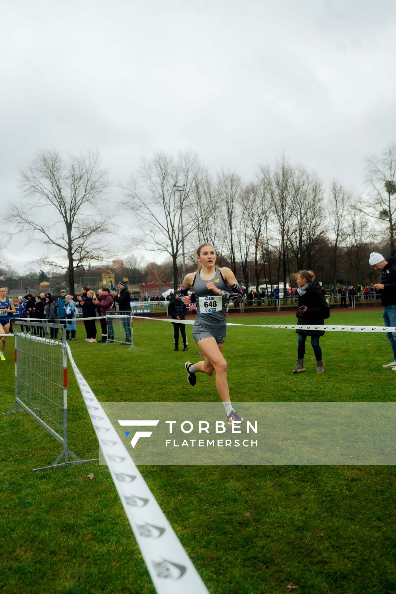 Lera Miller (VfL Löningen) im Lauf L03 - Weibliche Jugend U20 bei den Deutschen Meisterschaften im Crosslauf auf dem Sportgelände Bürgerpark Nord am 29.11.2025 in Darmstadt