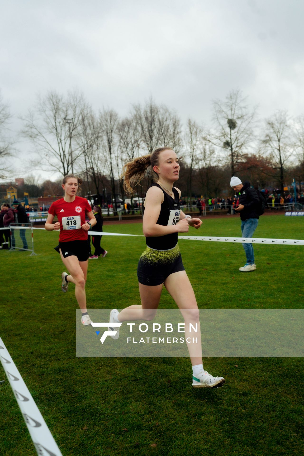 Johanna Ewert (Hannover 96) im Lauf L03 - Weibliche Jugend U20 bei den Deutschen Meisterschaften im Crosslauf auf dem Sportgelände Bürgerpark Nord am 29.11.2025 in Darmstadt