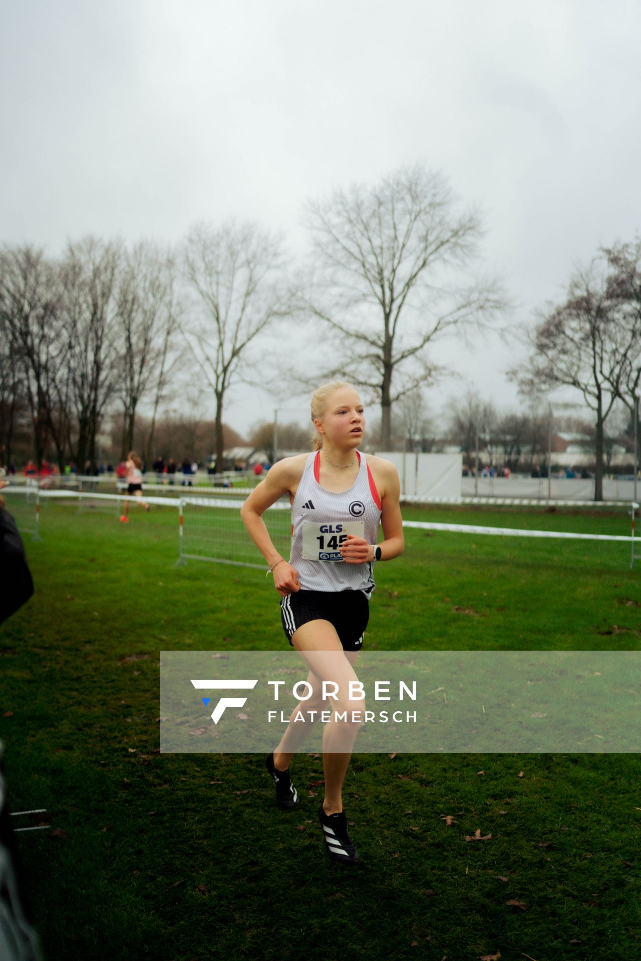 Ada Werner (SCC Berlin) im Lauf L03 - Weibliche Jugend U20 bei den Deutschen Meisterschaften im Crosslauf auf dem Sportgelände Bürgerpark Nord am 29.11.2025 in Darmstadt