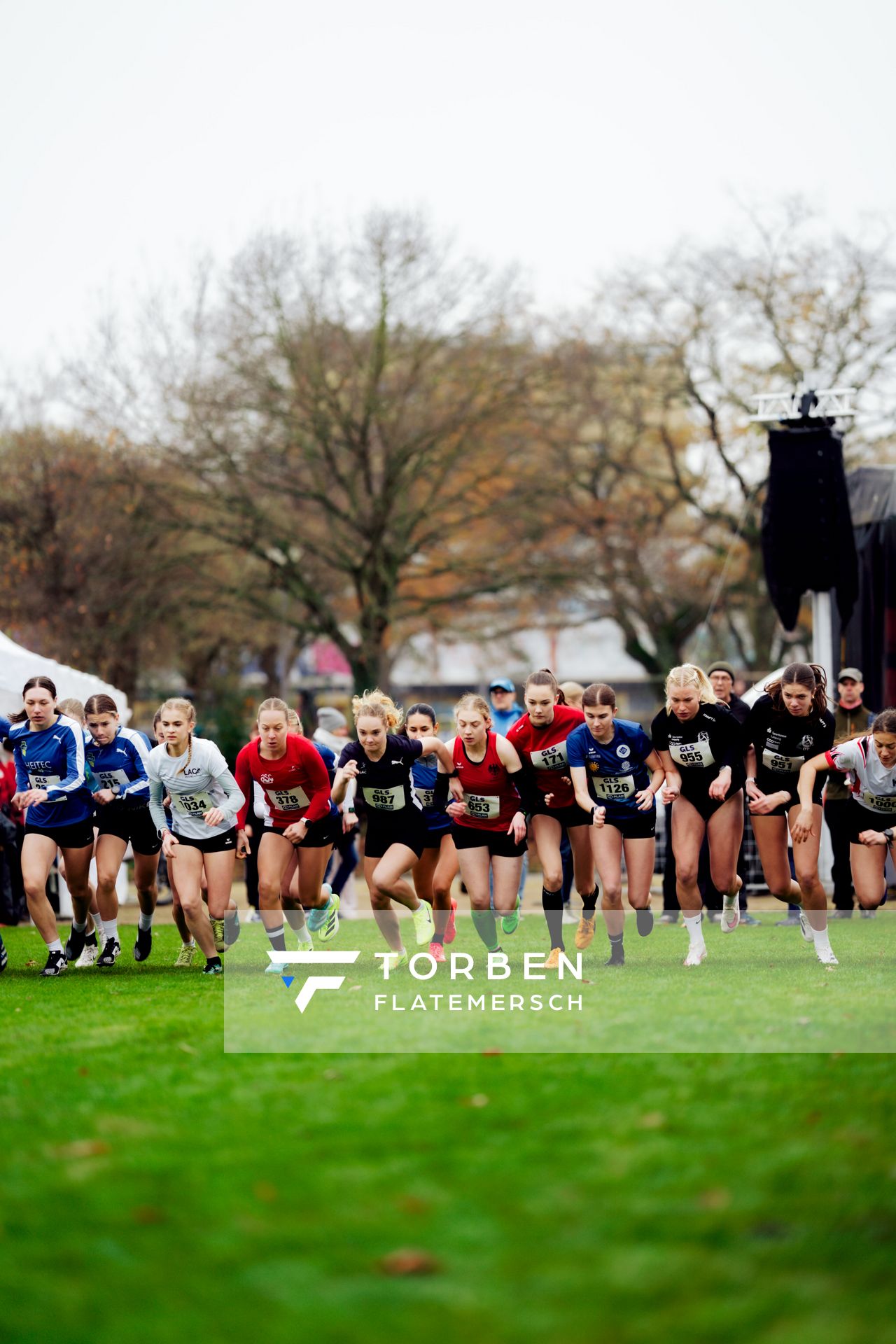 Start Lauf L01 - Weibliche Jugend U18 bei den Deutschen Meisterschaften im Crosslauf auf dem Sportgelände Bürgerpark Nord am 29.11.2025 in Darmstadt