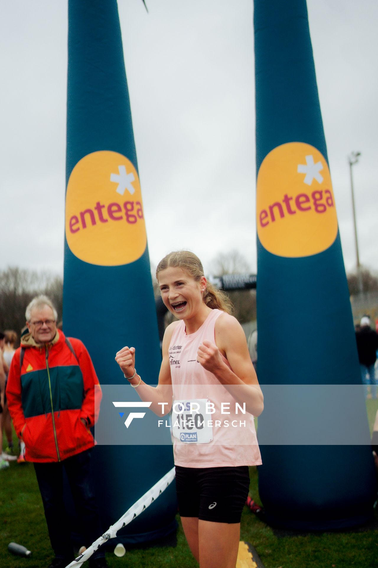 Julia Ehrle (LG farbtex Nordschwarzwald) bei den Deutschen Meisterschaften im Crosslauf auf dem Sportgelände Bürgerpark Nord am 29.11.2025 in Darmstadt