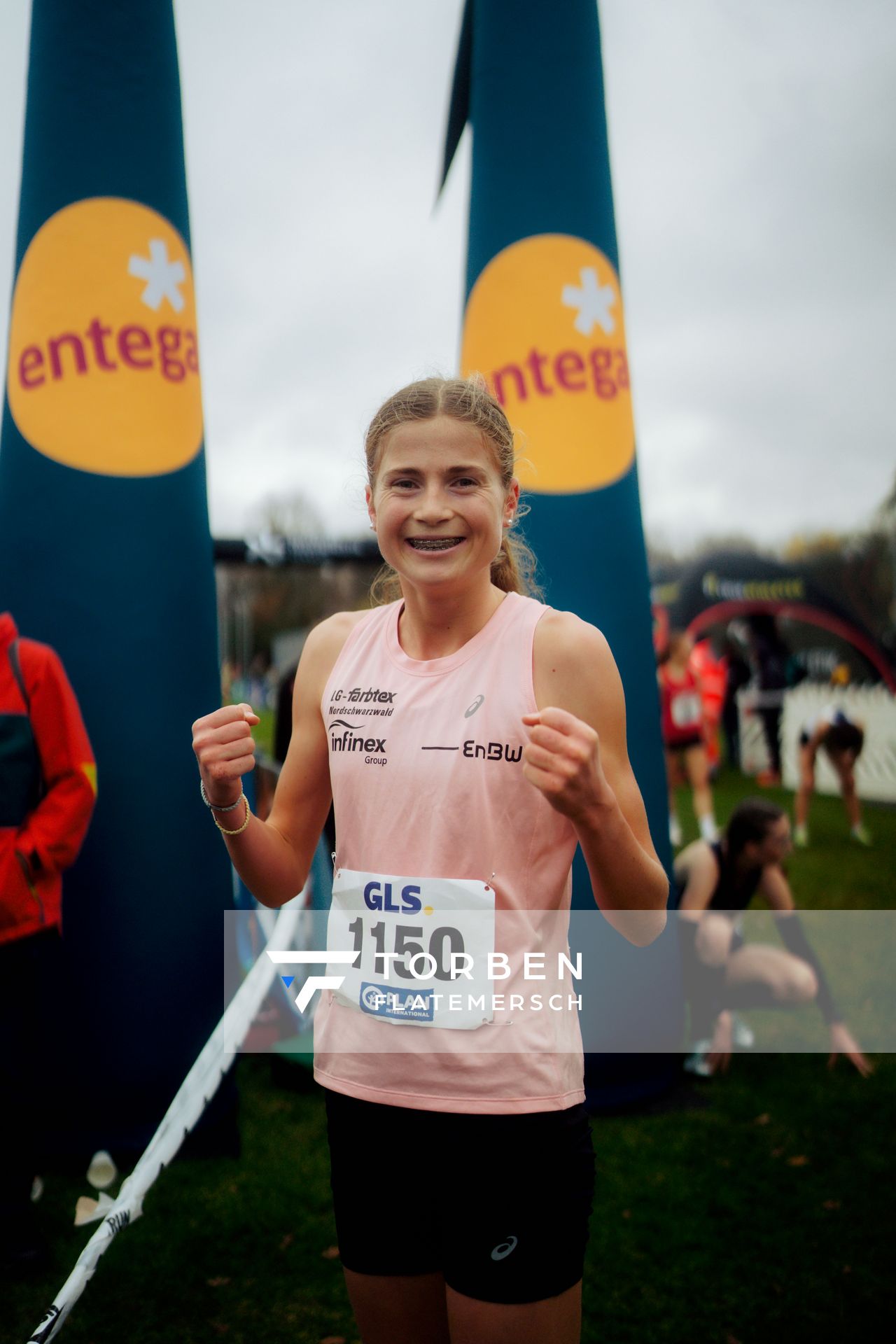 Julia Ehrle (LG farbtex Nordschwarzwald) bei den Deutschen Meisterschaften im Crosslauf auf dem Sportgelände Bürgerpark Nord am 29.11.2025 in Darmstadt