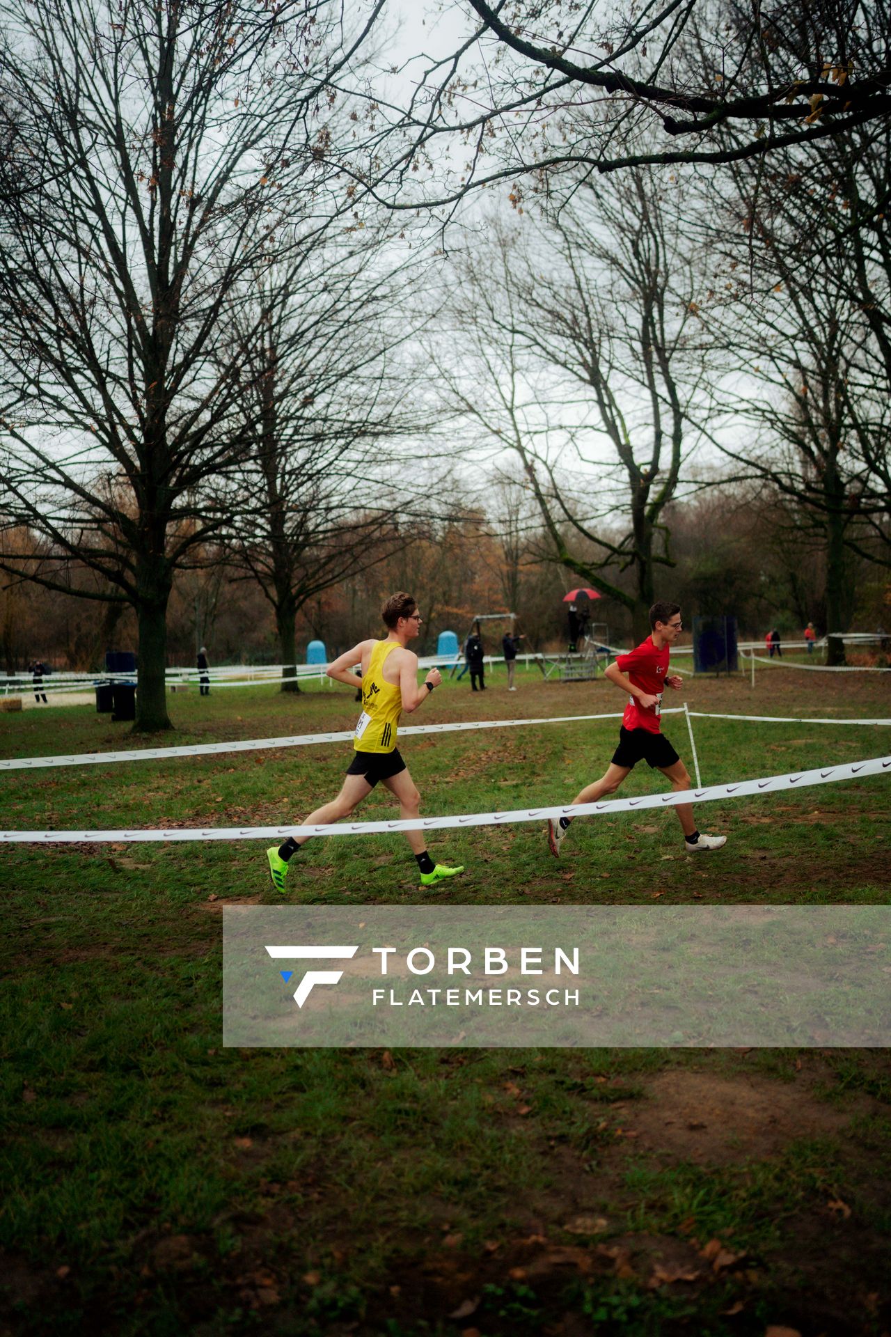 Mathias Hotze (LG Göttingen) im Lauf L04 - Männliche Jugend U20 bei den Deutschen Meisterschaften im Crosslauf auf dem Sportgelände Bürgerpark Nord am 29.11.2025 in Darmstadt