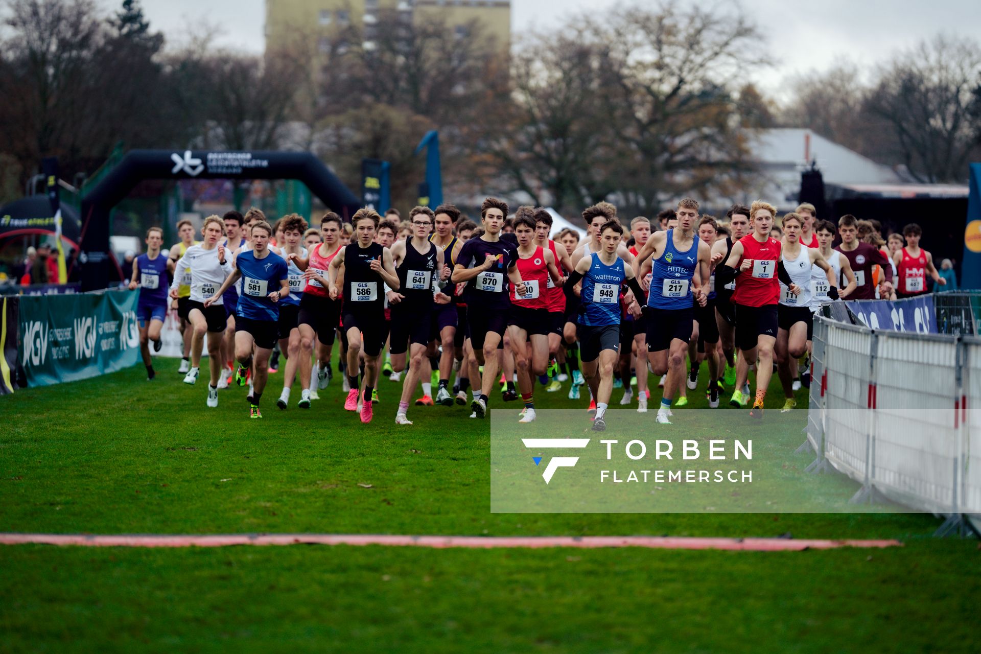 Kalle Janßen (Hamburg Running), Finley Wegner (SV Turbine Neubrandenburg), Timo Braun (TV Homburg), Friedrich Michel (TC Fiko Rostock), Tom Stephan (TV Lilienthal), Lucas Merten (USC Mainz), Lennox Gyulai (SG Lok. Hainsberg), Noah Möller (LAC Quelle Fürth), Oblupin (TV Bad Säckingen) im Lauf L02 - Männliche Jugend U18 bei den Deutschen Meisterschaften im Crosslauf auf dem Sportgelände Bürgerpark Nord am 29.11.2025 in Darmstadt