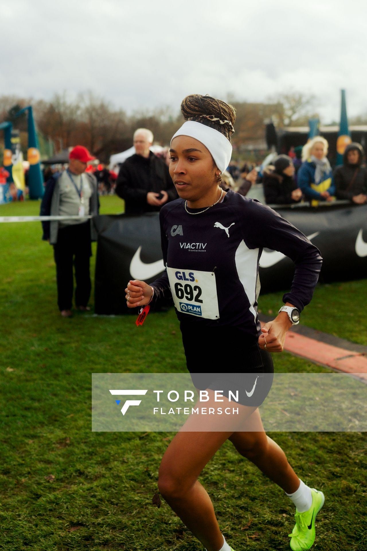 Natalie Füllgraf (Cologne Athletics) im Lauf L05 - Frauen Mittelstrecke bei den Deutschen Meisterschaften im Crosslauf auf dem Sportgelände Bürgerpark Nord am 29.11.2025 in Darmstadt
