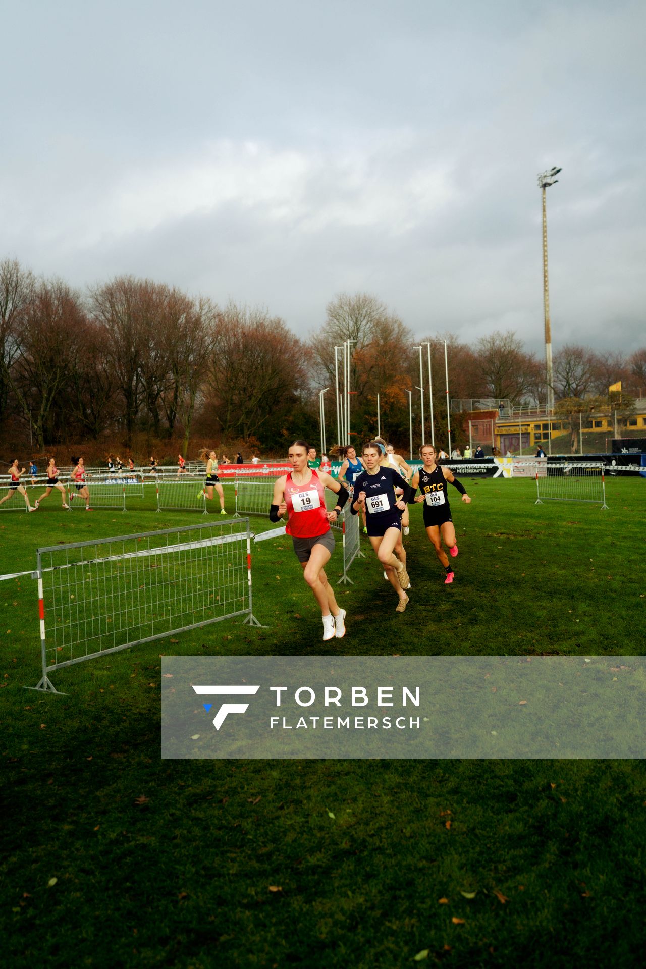 Katja Bäuerle (LG Region Karlsruhe), Vera Coutellier (Cologne Athletics) bei den Deutschen Meisterschaften im Crosslauf auf dem Sportgelände Bürgerpark Nord am 29.11.2025 in Darmstadt