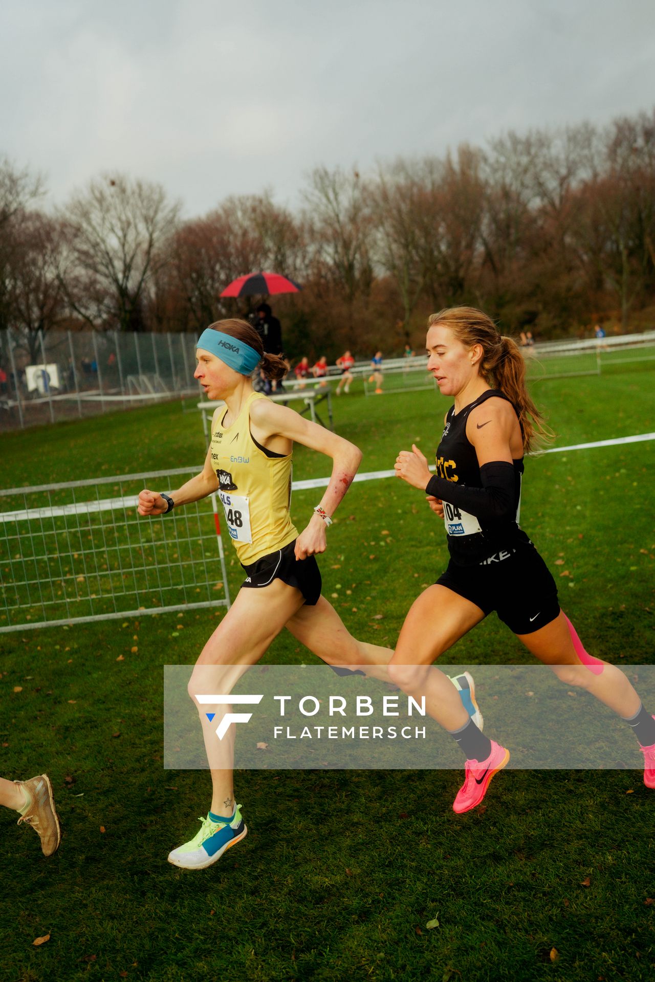 Elena Burkard (LG farbtex Nordschwarzwald), Wendall Lorenzen (Berlin Track Club) im Lauf L06 - Männer Mittelstrecke bei den Deutschen Meisterschaften im Crosslauf auf dem Sportgelände Bürgerpark Nord am 29.11.2025 in Darmstadt