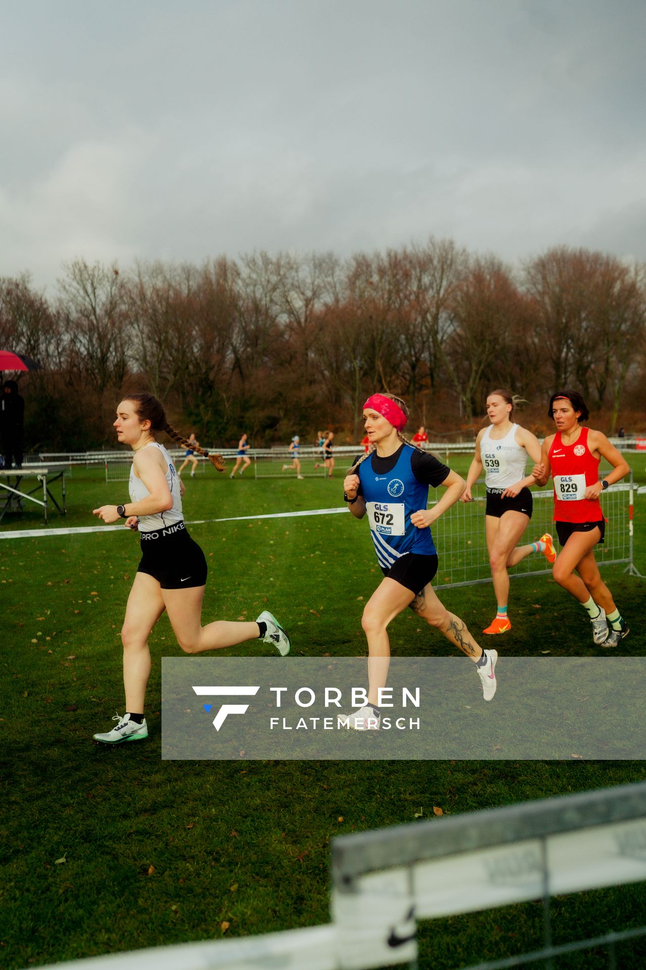 Charlene Warnhoff (LG Weserbergland) im Lauf L05 - Frauen Mittelstrecke bei den Deutschen Meisterschaften im Crosslauf auf dem Sportgelände Bürgerpark Nord am 29.11.2025 in Darmstadt