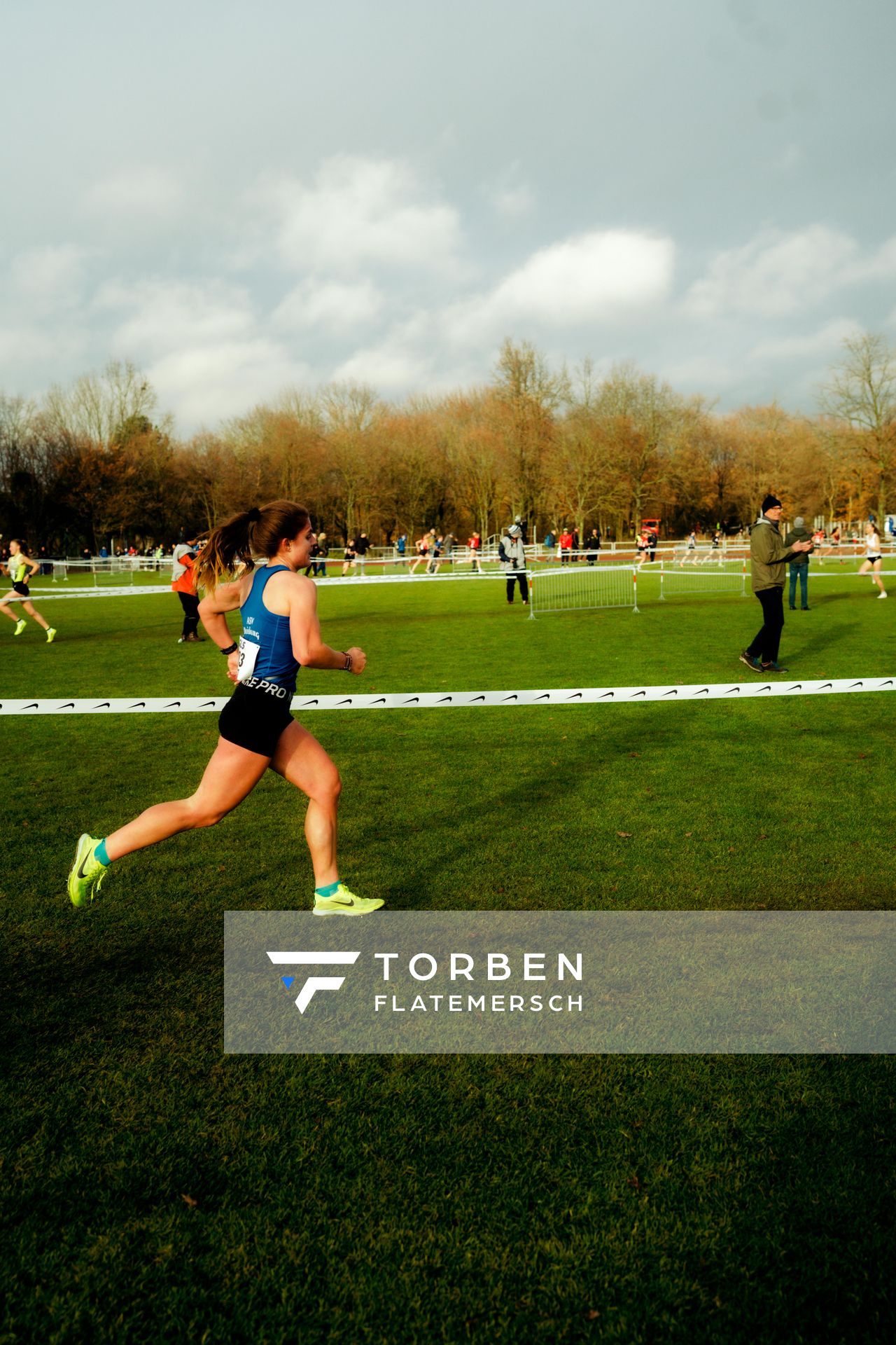 Anneke Vortmeier (Ausdauer-Sportverein Duisburg) im Lauf L05 - Frauen Mittelstrecke bei den Deutschen Meisterschaften im Crosslauf auf dem Sportgelände Bürgerpark Nord am 29.11.2025 in Darmstadt