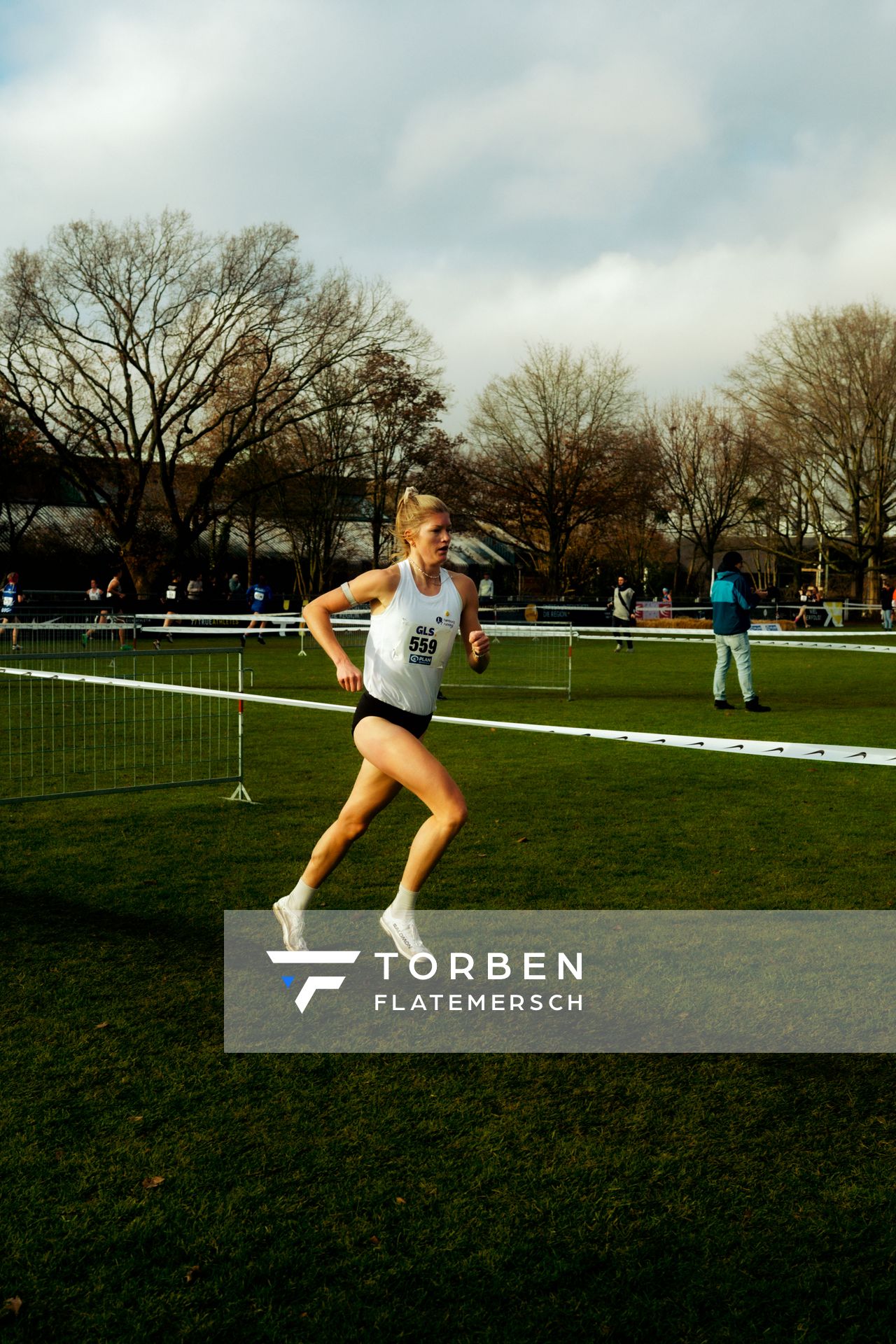 Tabea Themann (Hamburg Running) im Lauf L05 - Frauen Mittelstrecke bei den Deutschen Meisterschaften im Crosslauf auf dem Sportgelände Bürgerpark Nord am 29.11.2025 in Darmstadt