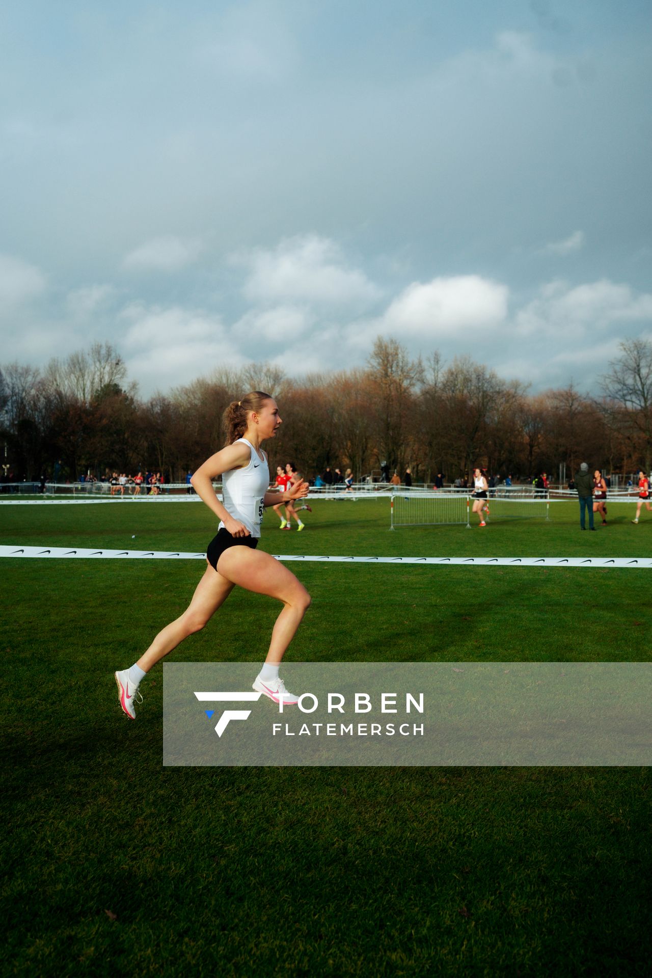 Lea Brückner (Hamburg Running) im Lauf L05 - Frauen Mittelstrecke bei den Deutschen Meisterschaften im Crosslauf auf dem Sportgelände Bürgerpark Nord am 29.11.2025 in Darmstadt