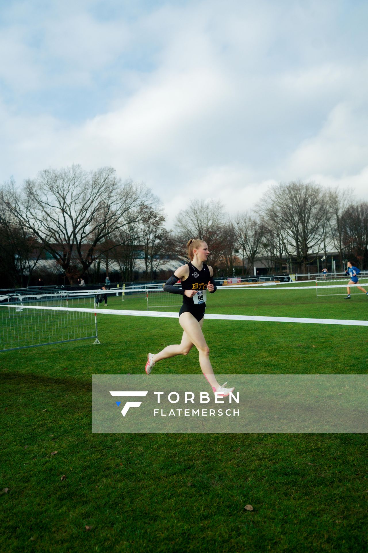 Nike Dangelmaier (Berlin Track Club) im Lauf L05 - Frauen Mittelstrecke bei den Deutschen Meisterschaften im Crosslauf auf dem Sportgelände Bürgerpark Nord am 29.11.2025 in Darmstadt