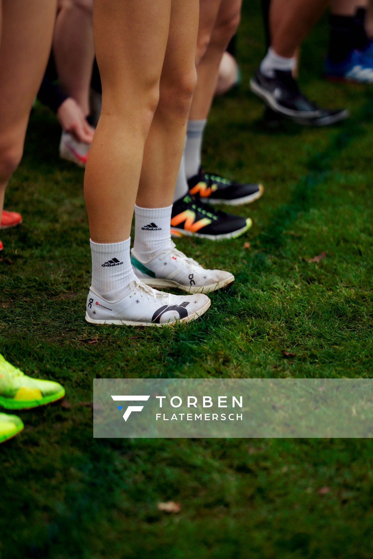 Spikes an der Startlinie bei den Deutschen Meisterschaften im Crosslauf auf dem Sportgelände Bürgerpark Nord am 29.11.2025 in Darmstadt