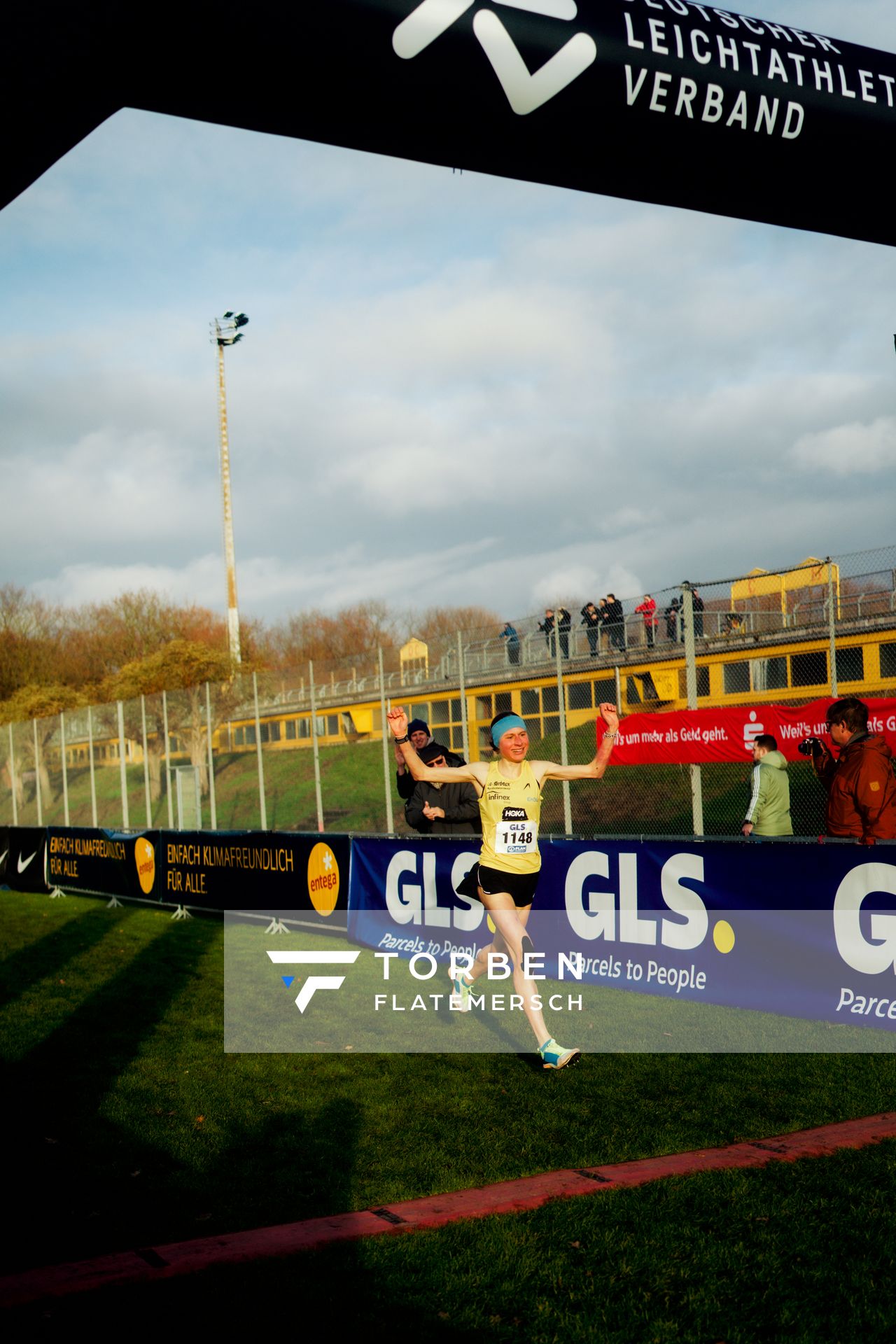 Elena Burkard (LG farbtex Nordschwarzwald) im Lauf L05 - Frauen Mittelstrecke bei den Deutschen Meisterschaften im Crosslauf auf dem Sportgelände Bürgerpark Nord am 29.11.2025 in Darmstadt