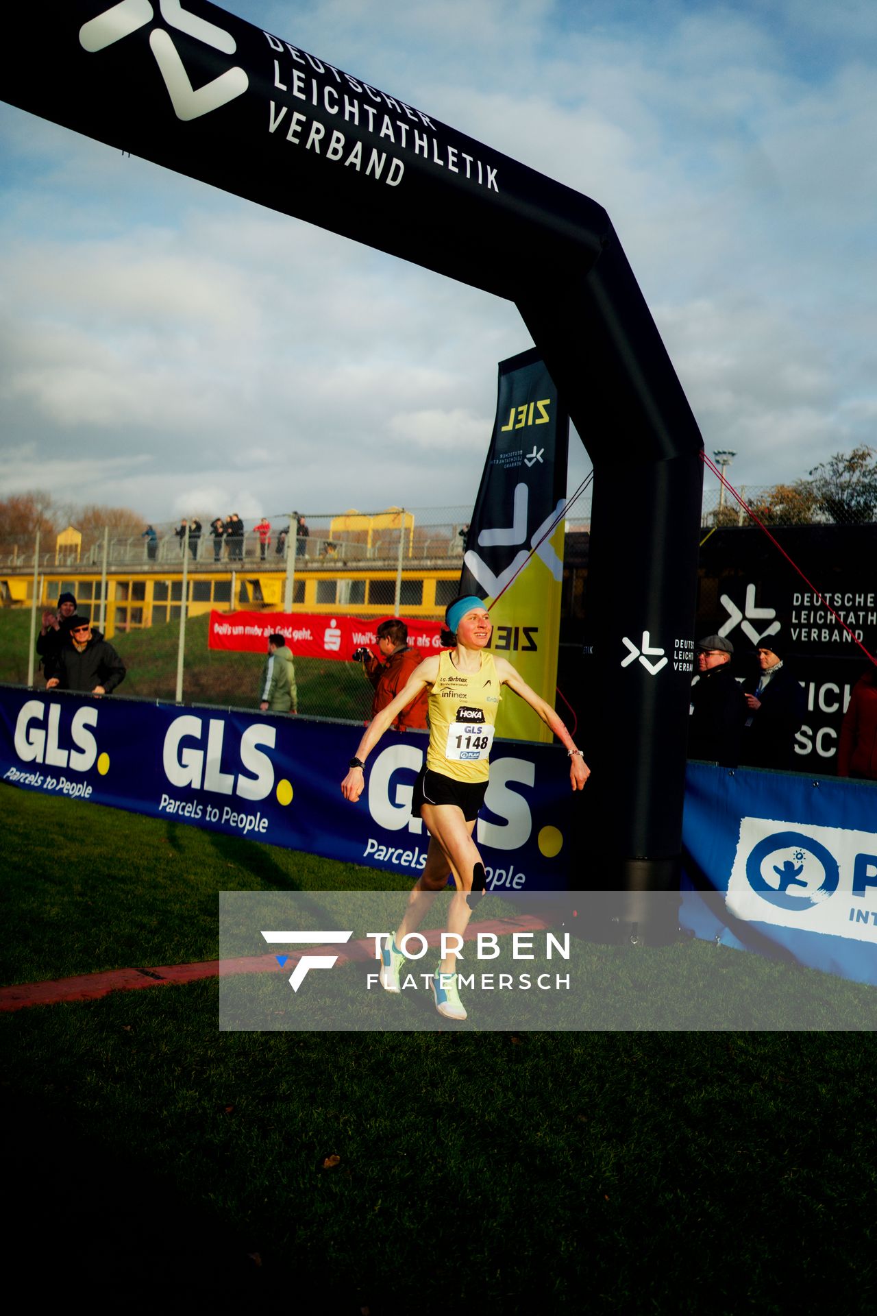Elena Burkard (LG farbtex Nordschwarzwald) im Lauf L05 - Frauen Mittelstrecke bei den Deutschen Meisterschaften im Crosslauf auf dem Sportgelände Bürgerpark Nord am 29.11.2025 in Darmstadt