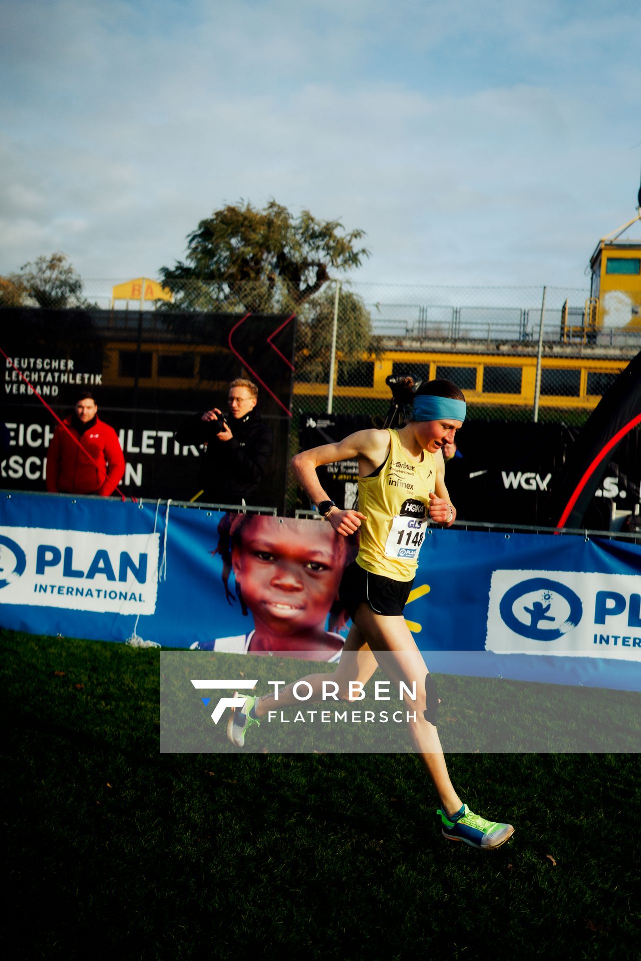 Elena Burkard (LG farbtex Nordschwarzwald) im Lauf L05 - Frauen Mittelstrecke bei den Deutschen Meisterschaften im Crosslauf auf dem Sportgelände Bürgerpark Nord am 29.11.2025 in Darmstadt