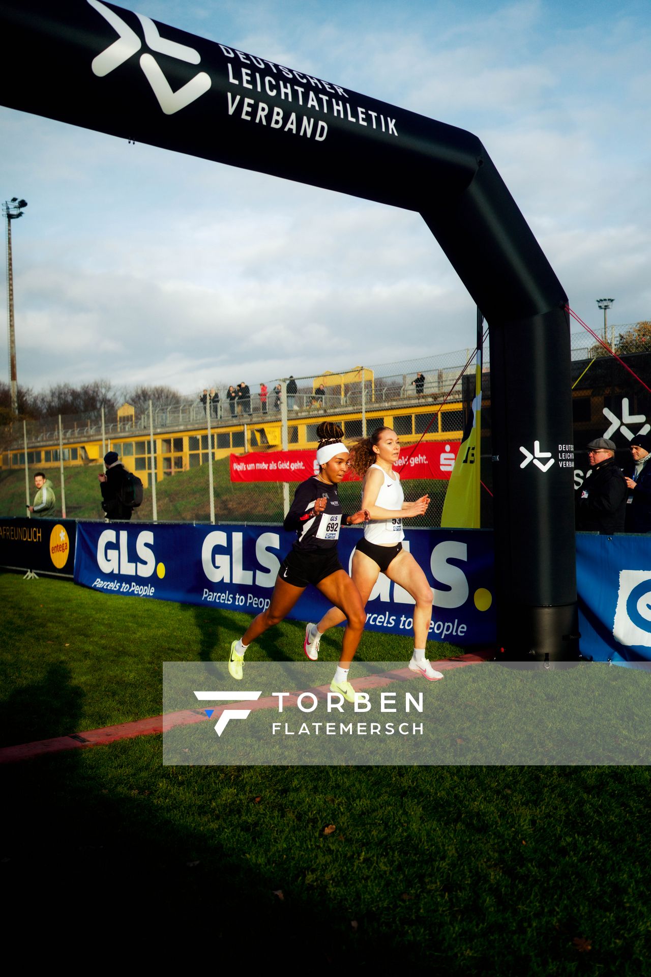 Natalie Füllgraf (Cologne Athletics), Lea Brückner (Hamburg Running) im Lauf L09 - Frauen, U23 Langstrecke bei den Deutschen Meisterschaften im Crosslauf auf dem Sportgelände Bürgerpark Nord am 29.11.2025 in Darmstadt