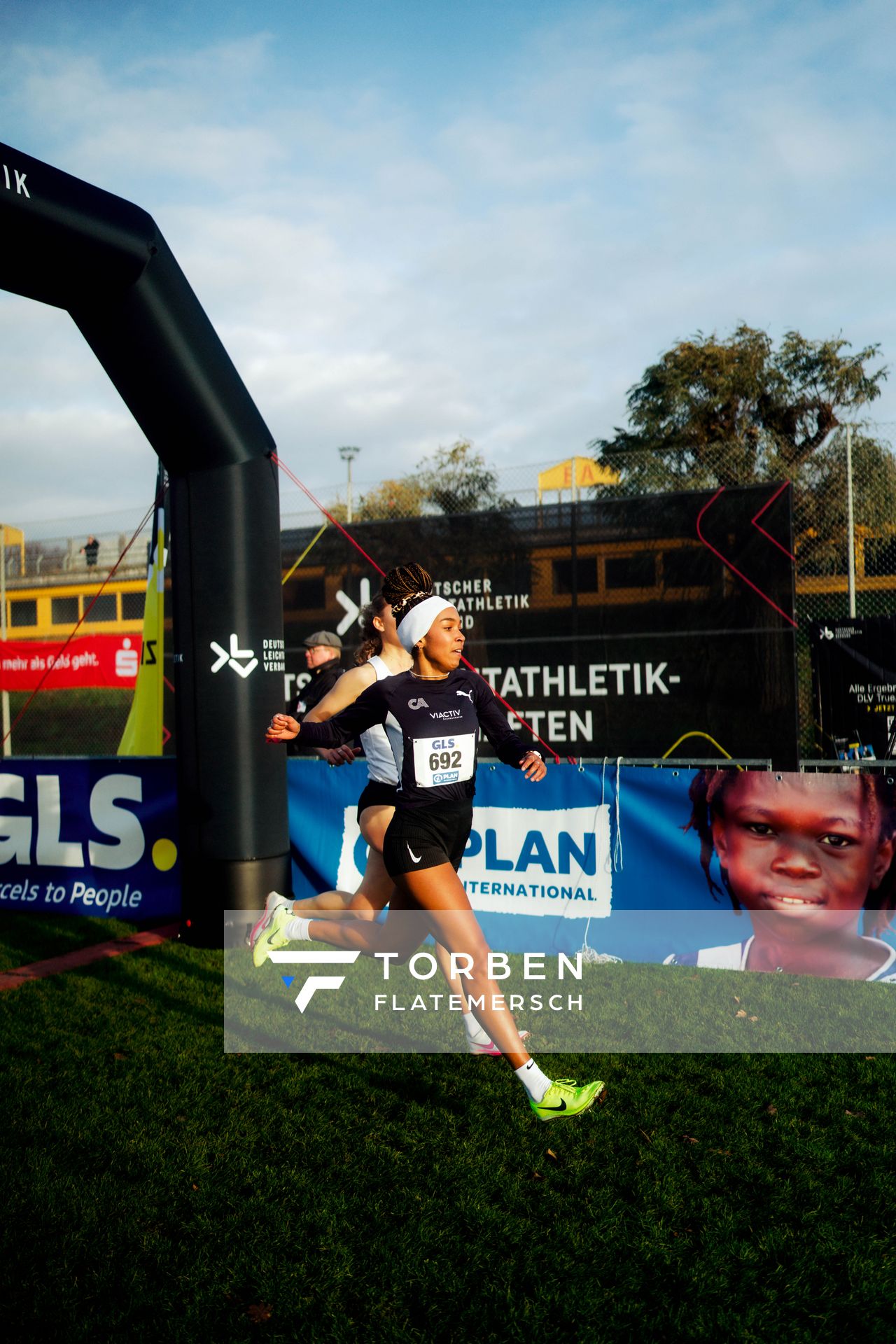 Natalie Füllgraf (Cologne Athletics) im Lauf L09 - Frauen, U23 Langstrecke bei den Deutschen Meisterschaften im Crosslauf auf dem Sportgelände Bürgerpark Nord am 29.11.2025 in Darmstadt
