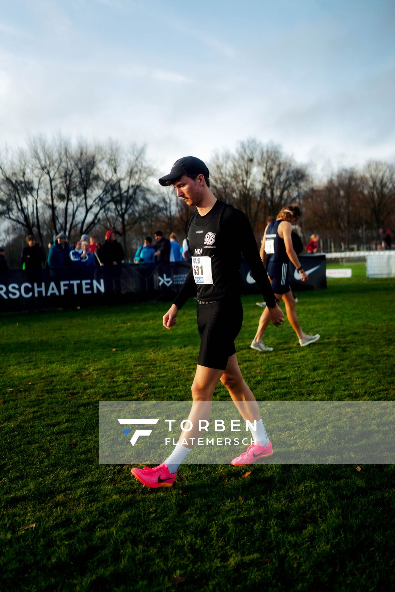 Elias Geffert (Hannover 96) im Lauf L06 - Männer Mittelstrecke bei den Deutschen Meisterschaften im Crosslauf auf dem Sportgelände Bürgerpark Nord am 29.11.2025 in Darmstadt