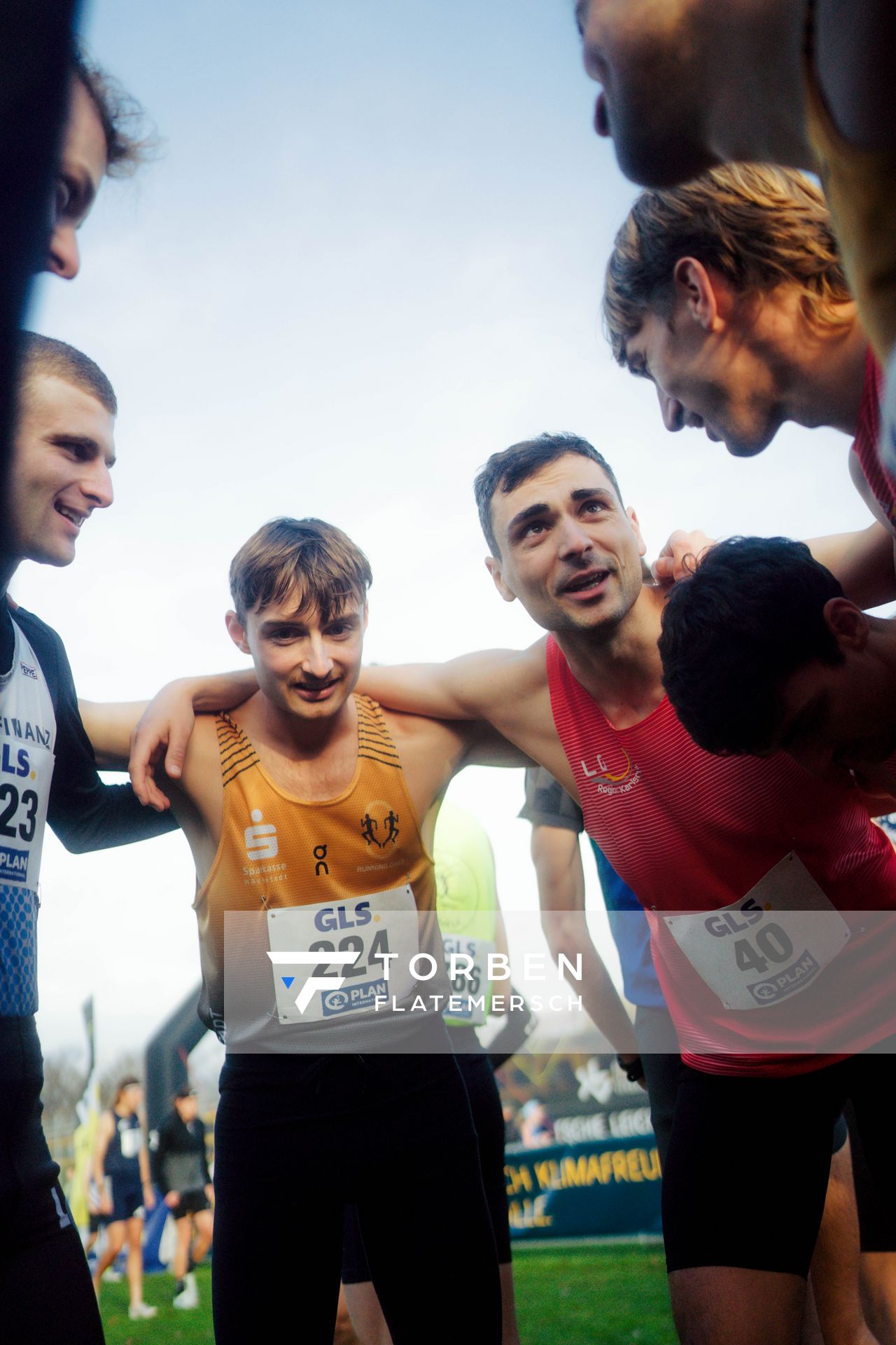 Maximilian Berger (LSC Höchstadt/Aisch), Christoph Kessler (LG Region Karlsruhe) im Lauf L06 - Männer Mittelstrecke bei den Deutschen Meisterschaften im Crosslauf auf dem Sportgelände Bürgerpark Nord am 29.11.2025 in Darmstadt