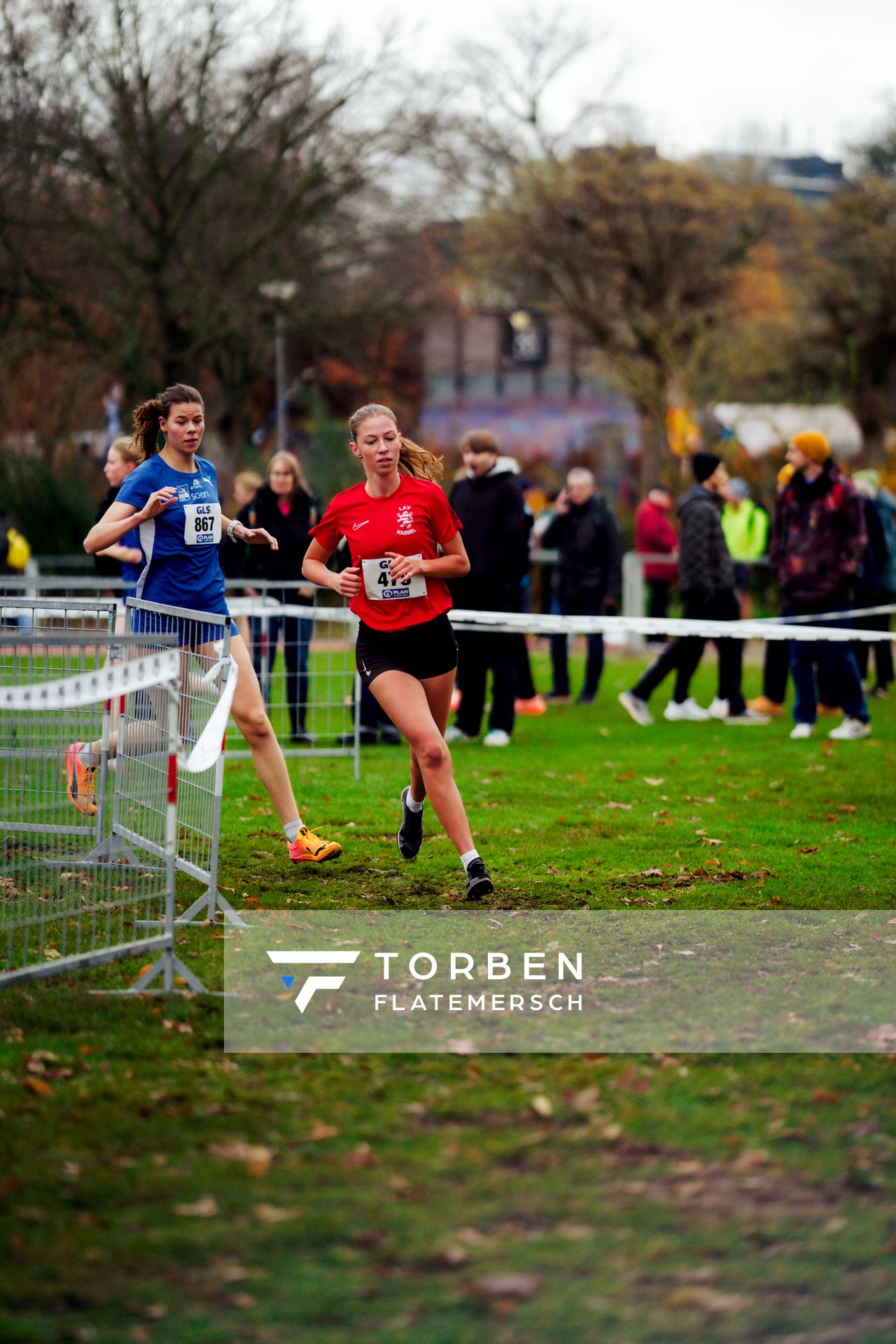 Pauline Kleesiek (LAV Kassel) im Lauf L03 - Weibliche Jugend U20 bei den Deutschen Meisterschaften im Crosslauf auf dem Sportgelände Bürgerpark Nord am 29.11.2025 in Darmstadt