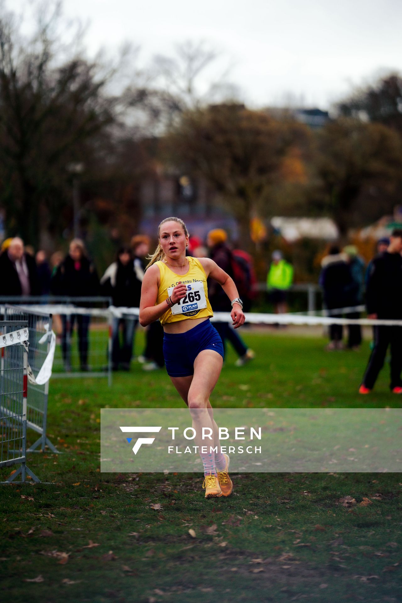 Maya Schuler (LG Ortenau Nord) im Lauf L03 - Weibliche Jugend U20 bei den Deutschen Meisterschaften im Crosslauf auf dem Sportgelände Bürgerpark Nord am 29.11.2025 in Darmstadt