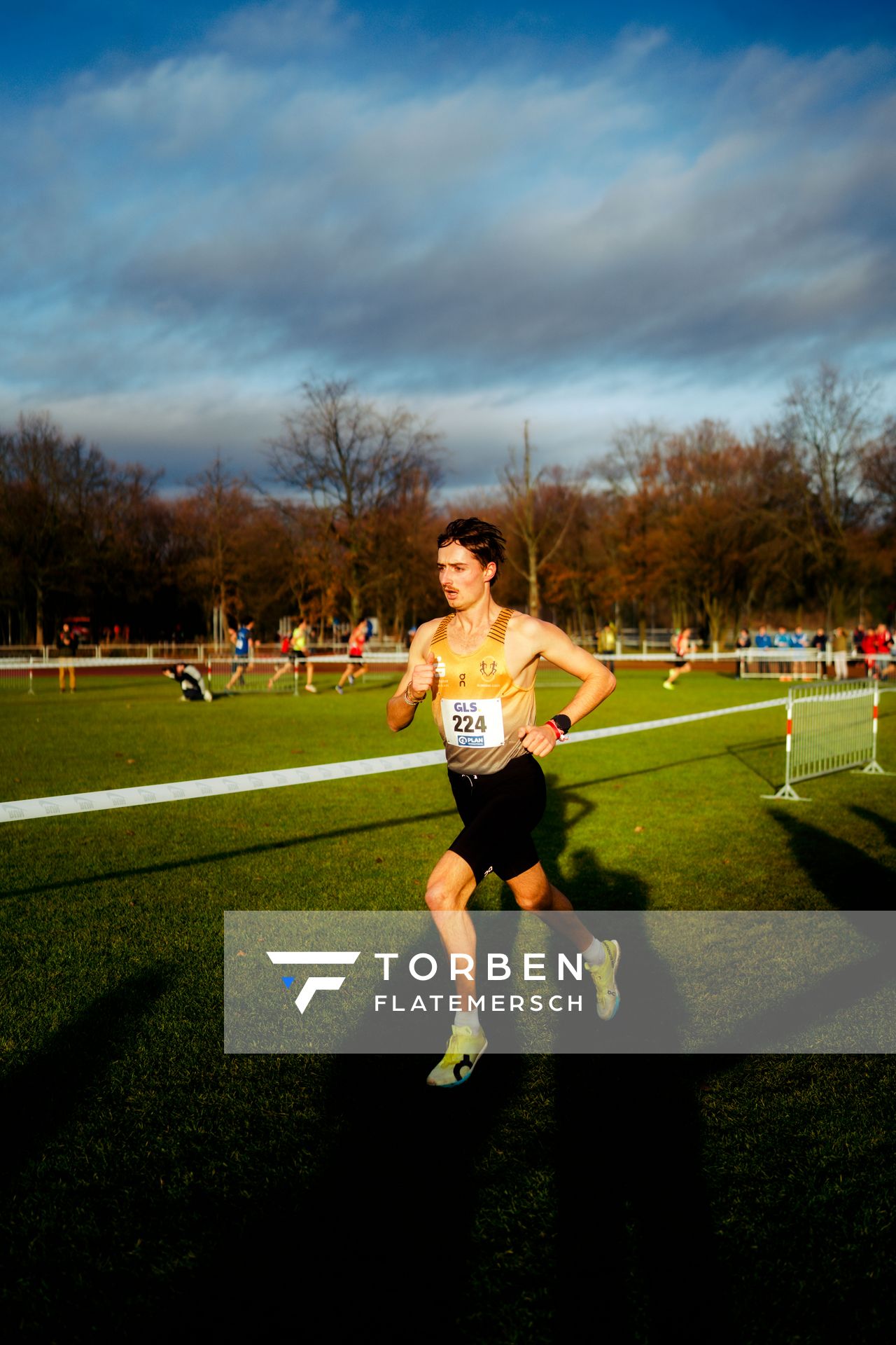 Maximilian Berger (LSC Höchstadt/Aisch) im Lauf L06 - Männer Mittelstrecke bei den Deutschen Meisterschaften im Crosslauf auf dem Sportgelände Bürgerpark Nord am 29.11.2025 in Darmstadt