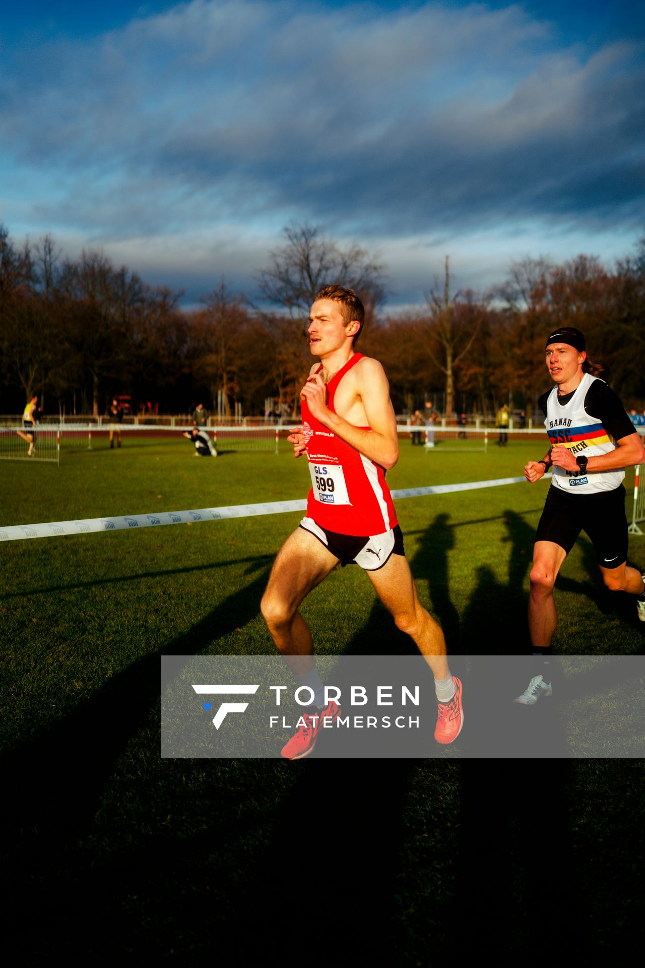 Max Dieterich (LG Braunschweig) im Lauf L06 - Männer Mittelstrecke bei den Deutschen Meisterschaften im Crosslauf auf dem Sportgelände Bürgerpark Nord am 29.11.2025 in Darmstadt