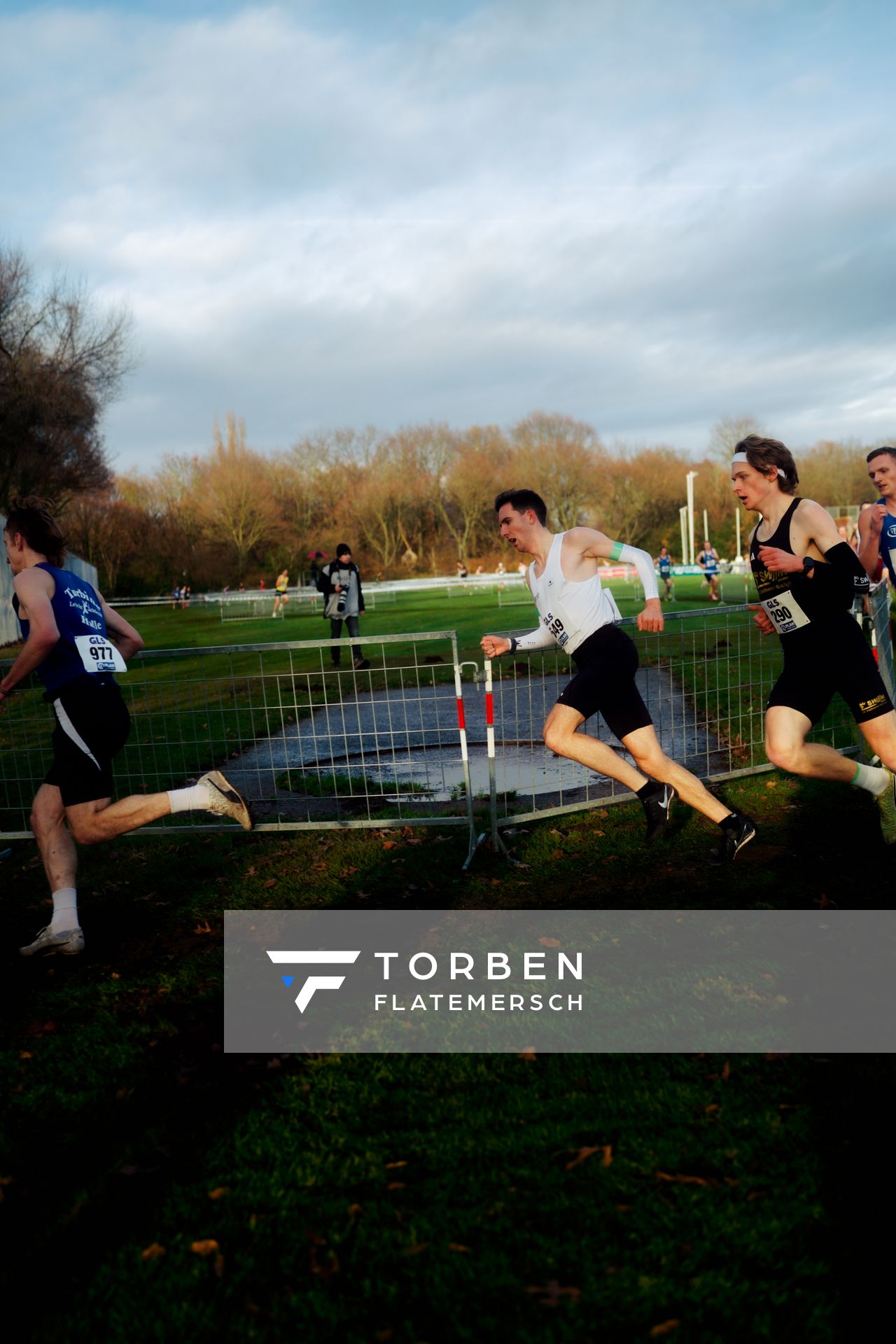 Yannick Schönfeldt (Hamburg Running) im Lauf L06 - Männer Mittelstrecke bei den Deutschen Meisterschaften im Crosslauf auf dem Sportgelände Bürgerpark Nord am 29.11.2025 in Darmstadt