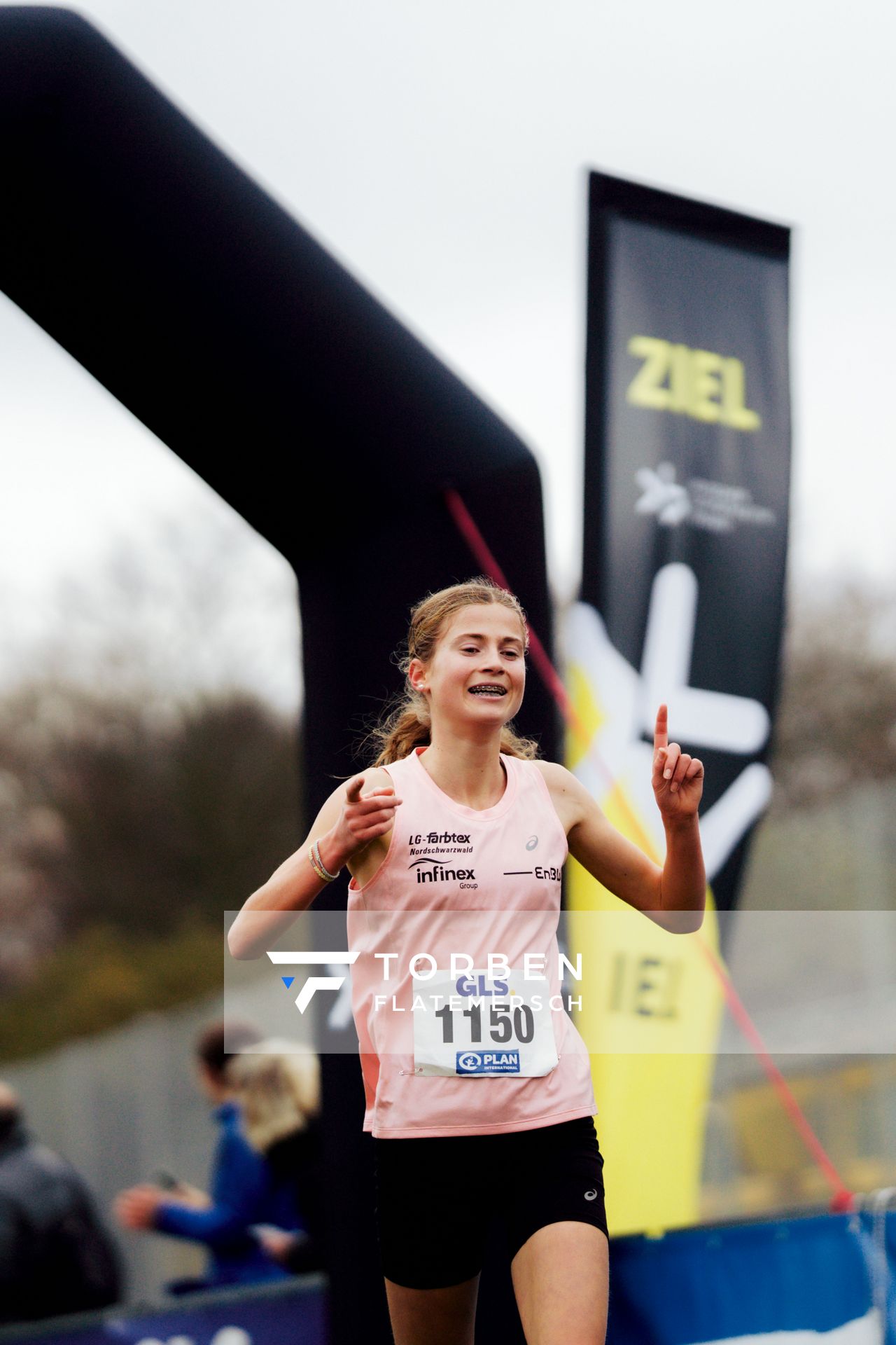 Julia Ehrle (LG farbtex Nordschwarzwald) im Lauf L03 - Weibliche Jugend U20 bei den Deutschen Meisterschaften im Crosslauf auf dem Sportgelände Bürgerpark Nord am 29.11.2025 in Darmstadt