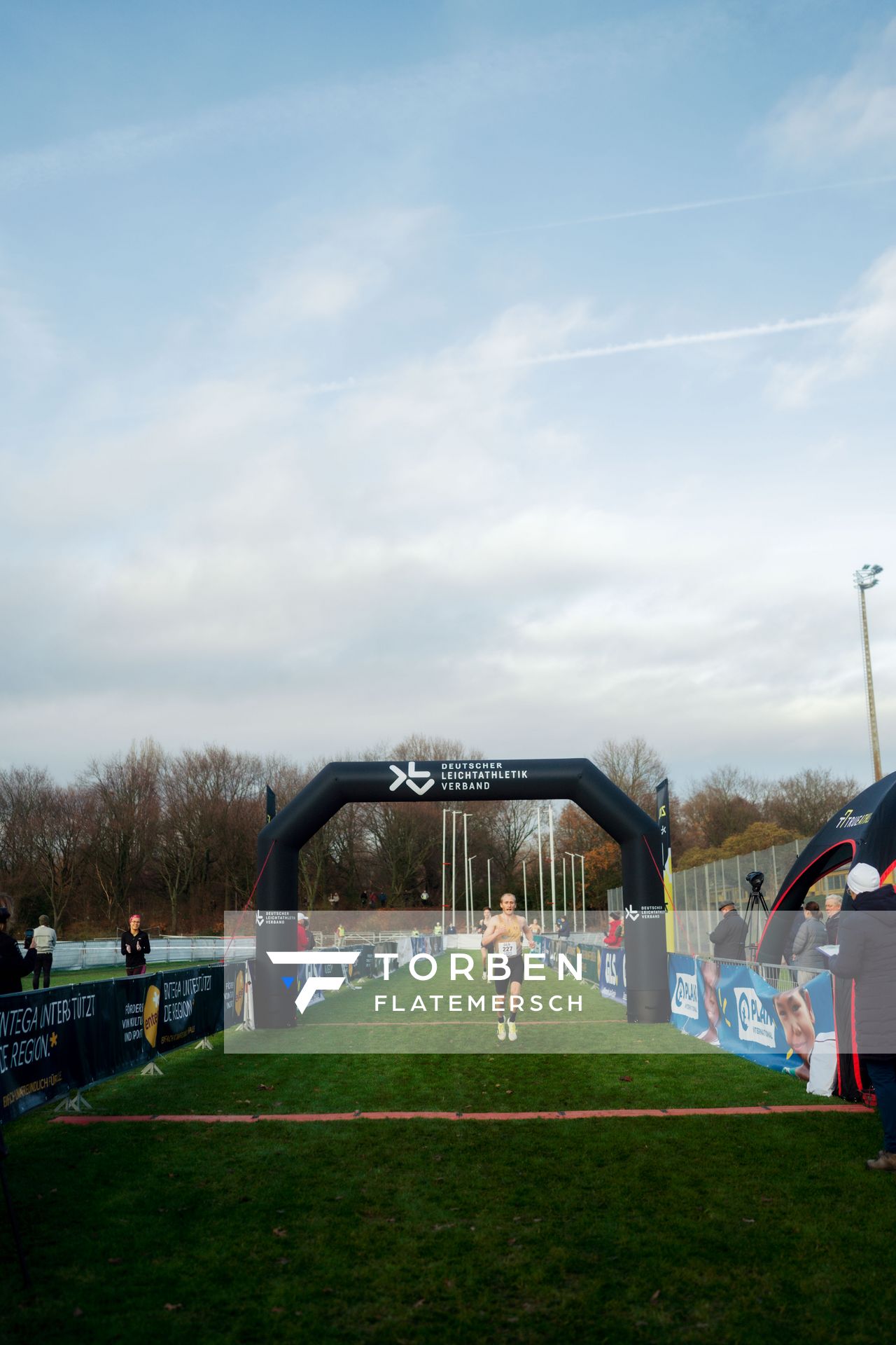 Florian Bremm (LSC Höchstadt/Aisch) im Lauf L06 - Männer Mittelstrecke bei den Deutschen Meisterschaften im Crosslauf auf dem Sportgelände Bürgerpark Nord am 29.11.2025 in Darmstadt