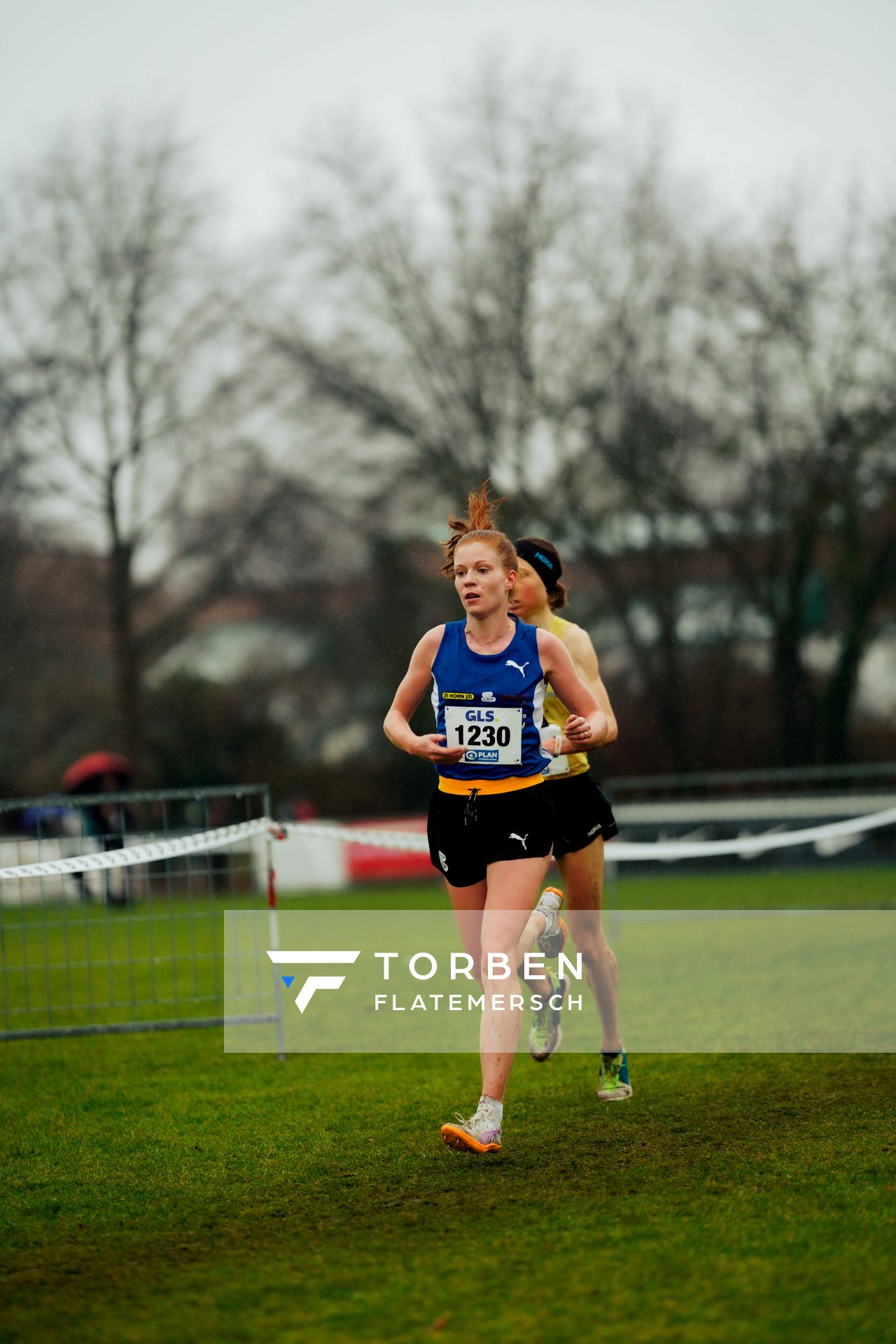 Eva Dieterich (LAV Stadtwerke Tübingen) im Lauf L09 - Frauen, U23 Langstrecke bei den Deutschen Meisterschaften im Crosslauf auf dem Sportgelände Bürgerpark Nord am 30.11.2025 in Darmstadt